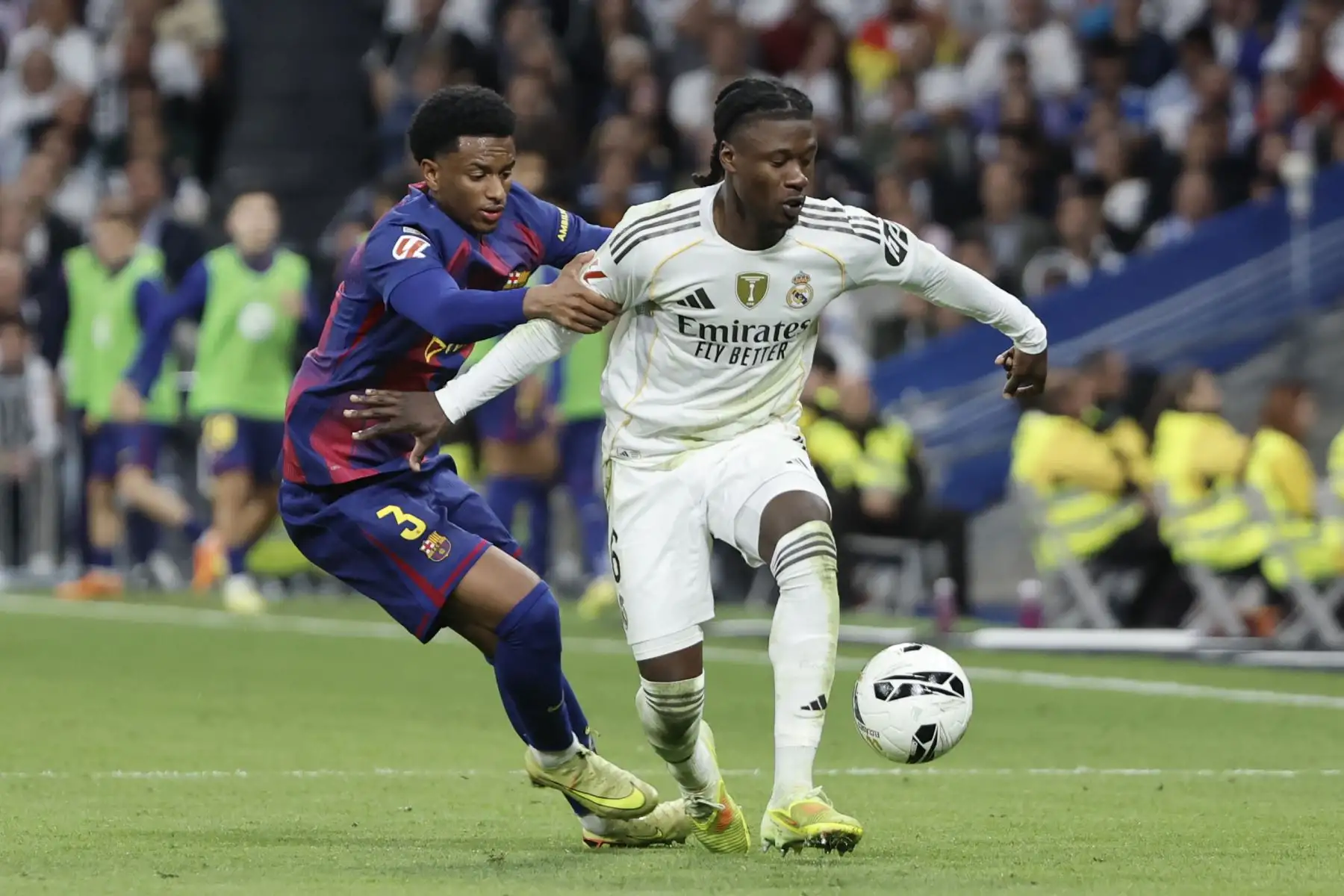El centrocampista del Real Madrid Eduardo Camavinga, y el defensa del Barcelona Alejandro Balde, durante el partido de la décima jornada de LaLiga EA Sports, que Real Madrid y FC Barcelona.  Foto: ANDINA/EFE El centrocampista del Real Madrid Eduardo Camavinga, y el defensa del Barcelona Alejandro Balde, durante el partido de la décima jornada de LaLiga EA Sports, que Real Madrid y FC Barcelona.  Foto: ANDINA/EFE