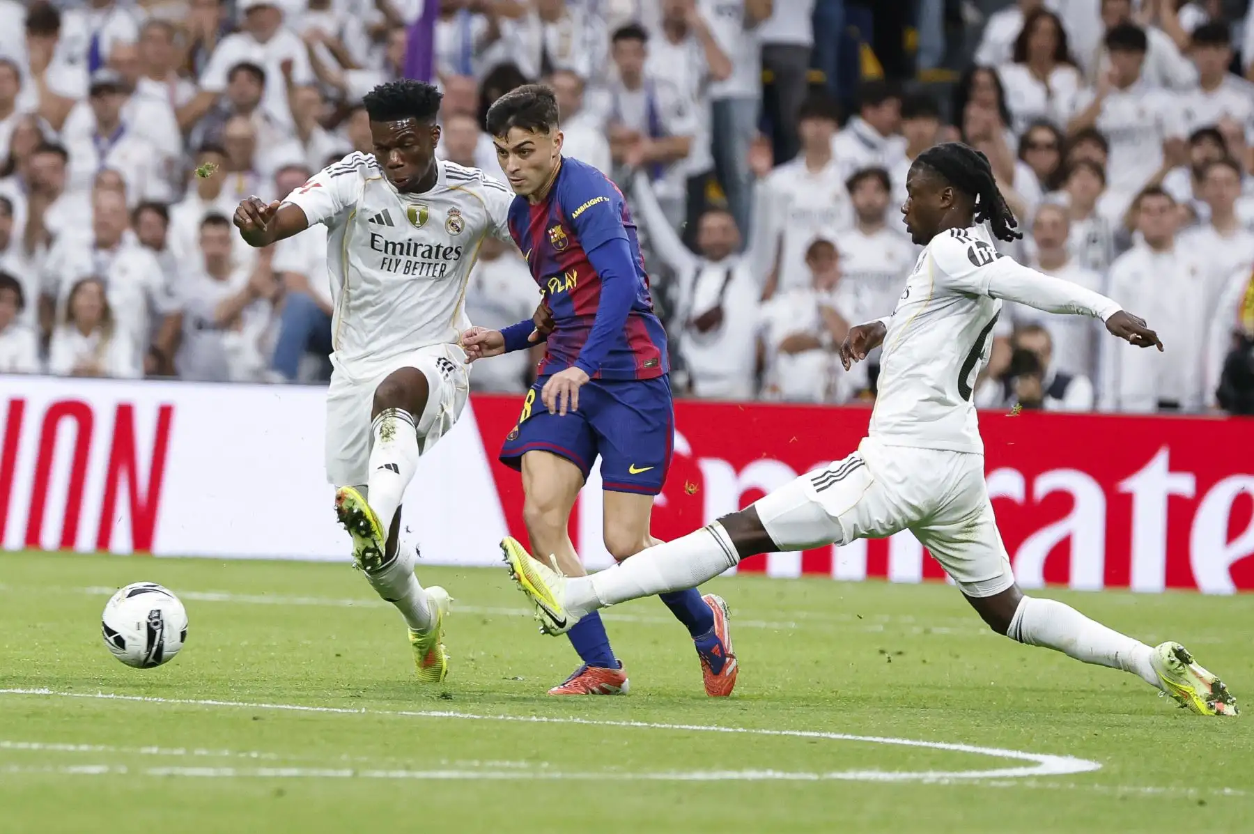 El centrocampista del Real Madrid Eduardo Camavinga, y el centrocampista del Barcelona Pedro González "Pedri", durante el partido de la décima jornada de LaLiga EA Sports, que Real Madrid y FC Barcelona.
Foto: ANDINA/EFE El centrocampista del Real Madrid Eduardo Camavinga, y el centrocampista del Barcelona Pedro González "Pedri", durante el partido de la décima jornada de LaLiga EA Sports, que Real Madrid y FC Barcelona.
Foto: ANDINA/EFE