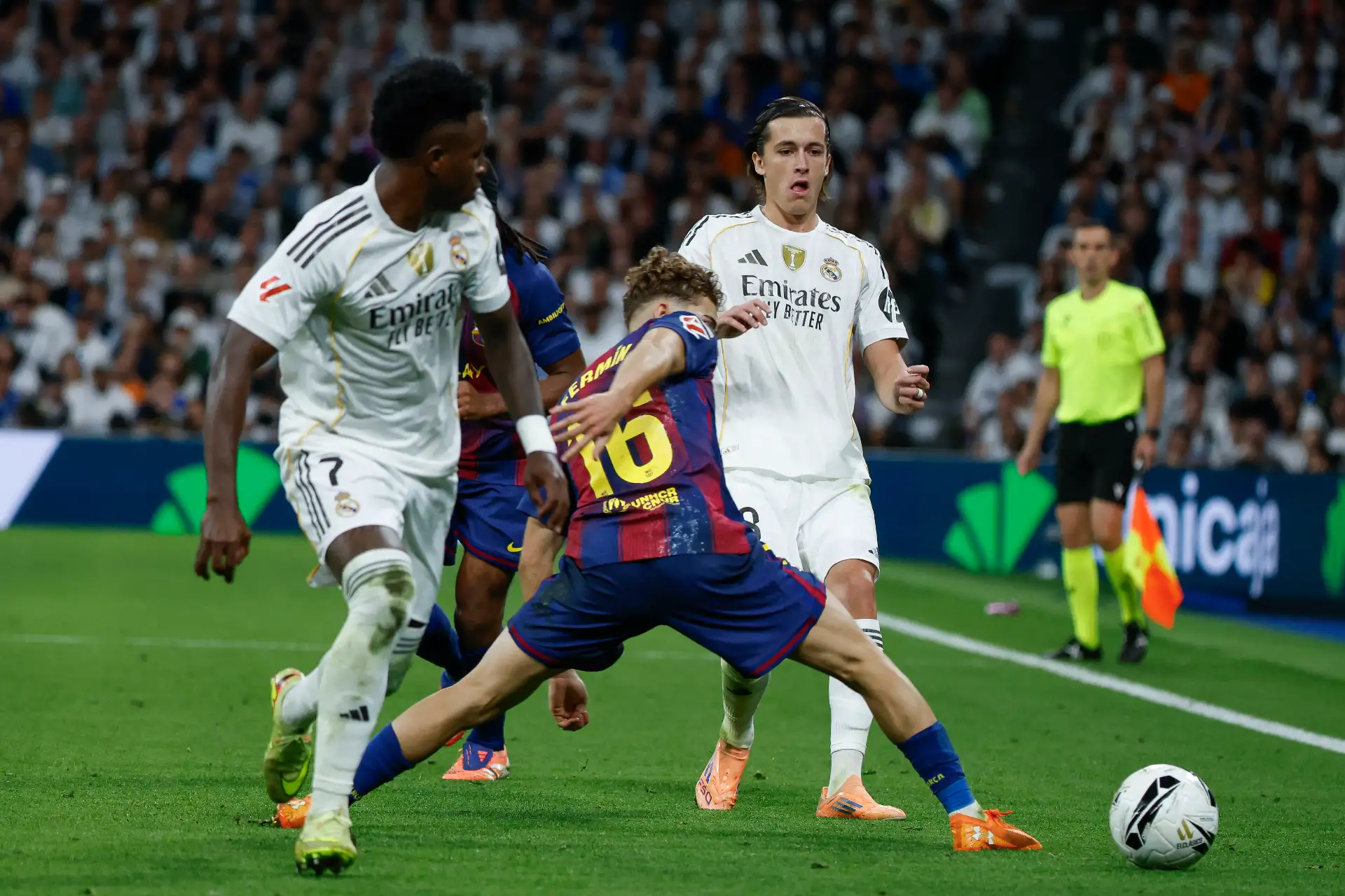 El delantero del Real Madrid Vinicius Jr, y el centrocampista del Barcelona Fermín López, durante el partido de la décima jornada de LaLiga EA Sports, que Real Madrid y FC Barcelona.
Foto: ANDINA/EFE El delantero del Real Madrid Vinicius Jr, y el centrocampista del Barcelona Fermín López, durante el partido de la décima jornada de LaLiga EA Sports, que Real Madrid y FC Barcelona.
Foto: ANDINA/EFE