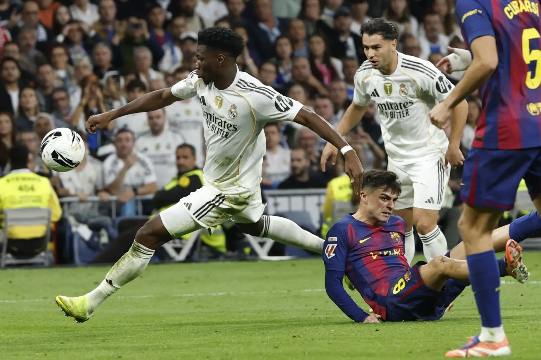 El centrocampista del Real Madrid Aurelien Tchouameni, y el centrocampista del Barcelona Pedro González, durante el partido de la décima jornada de LaLiga EA Sports, que Real Madrid y FC Barcelona. Foto: ANDINA/EFE El centrocampista del Real Madrid Aurelien Tchouameni, y el centrocampista del Barcelona Pedro González, durante el partido de la décima jornada de LaLiga EA Sports, que Real Madrid y FC Barcelona. Foto: ANDINA/EFE