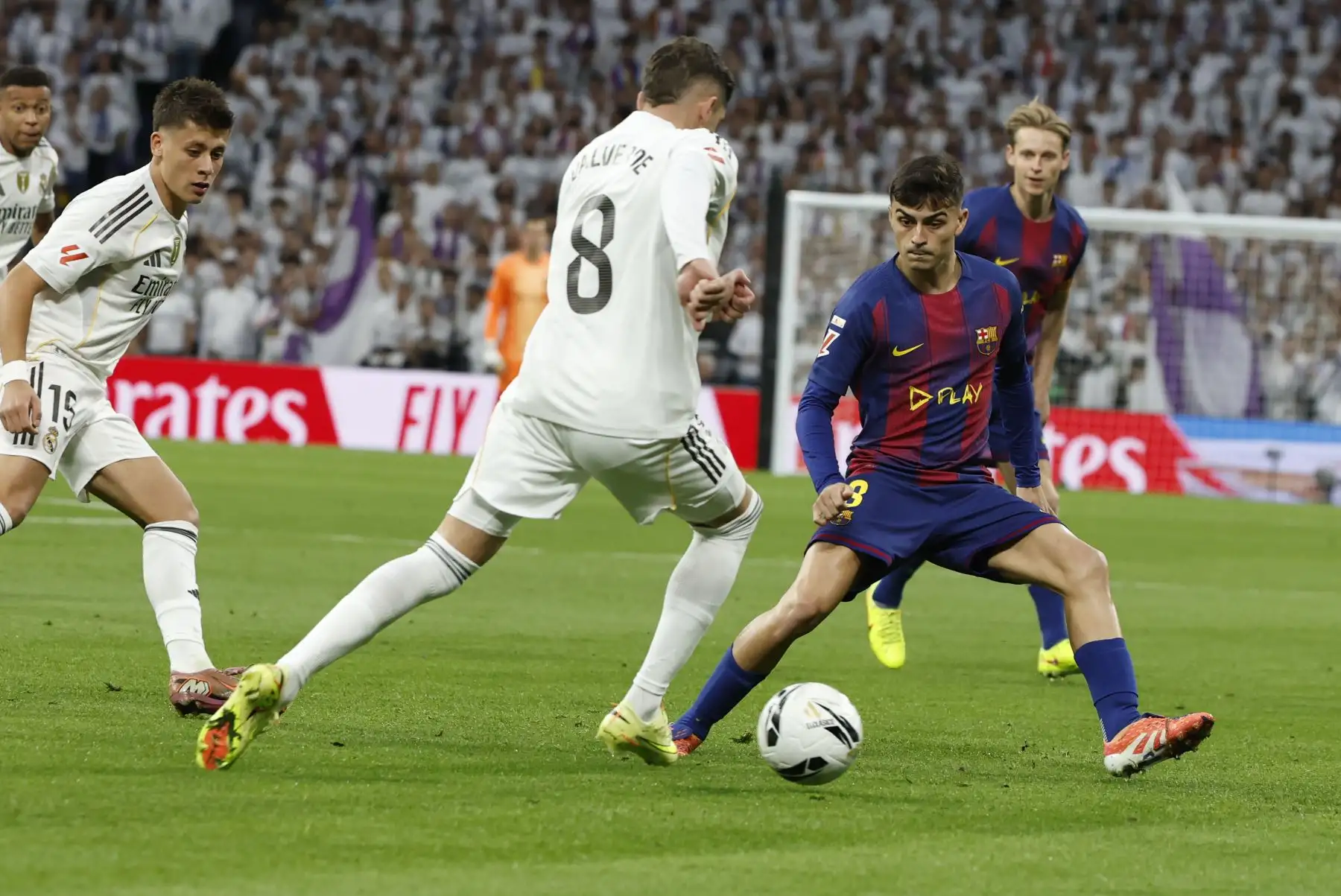 El defensa del Real Madrid Federico Valverde, y el centrocampista del Barcelona Pedro González "Pedri", durante el partido de la décima jornada de LaLiga EA Sports, que Real Madrid y FC Barcelona. Foto: ANDINA/EFE El defensa del Real Madrid Federico Valverde, y el centrocampista del Barcelona Pedro González "Pedri", durante el partido de la décima jornada de LaLiga EA Sports, que Real Madrid y FC Barcelona. Foto: ANDINA/EFE