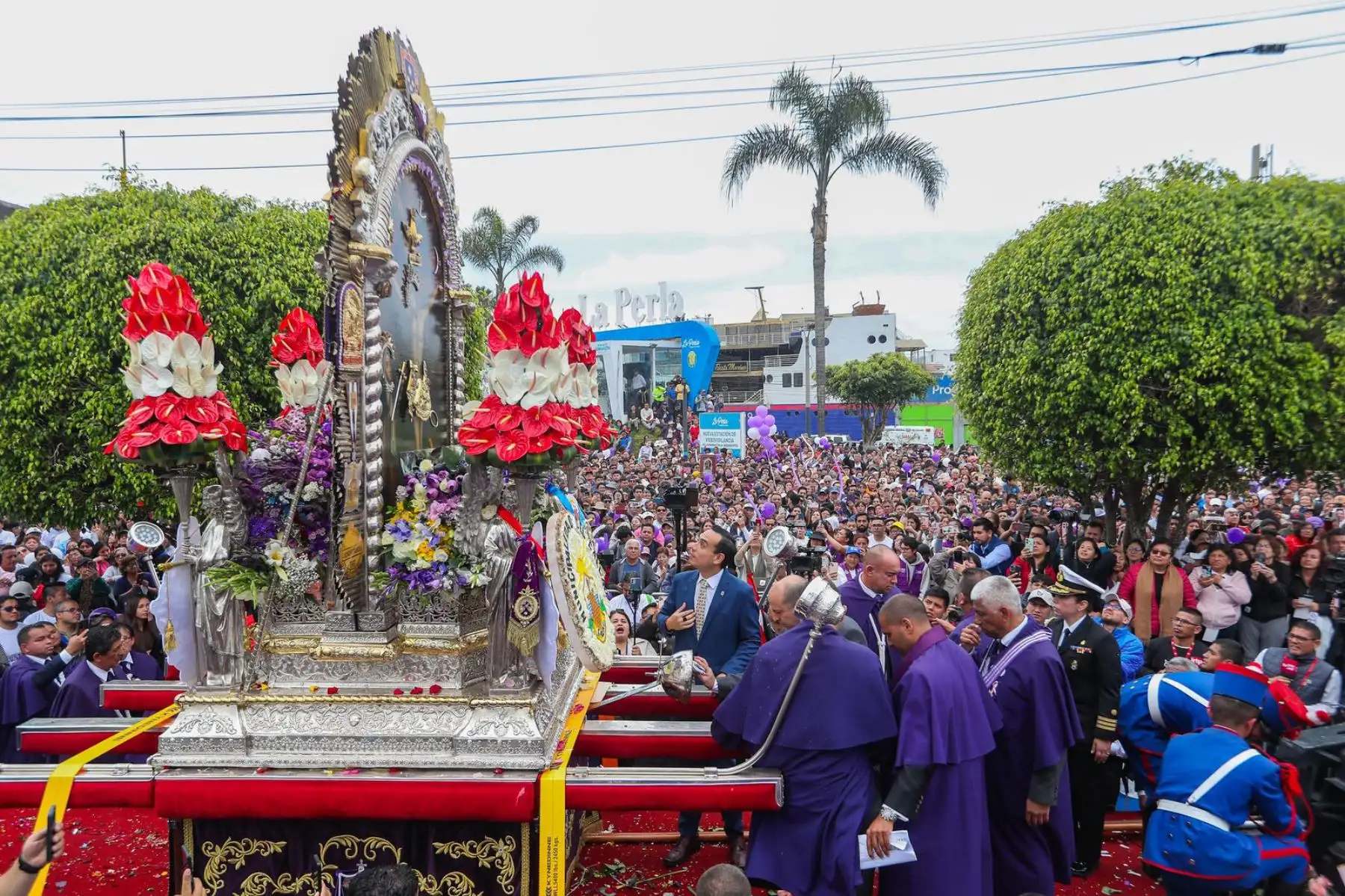El presidente José Jerí Oré rindió homenaje al Señor de los Milagros durante el recorrido por la región Callao. Acompañado de autoridades locales y nacionales, asi como vecinos chalacos, en la ceremonia, el jefe de Estado presentó ofrendas ante la sagrada imagen, demostró su devoción y elevó sus plegarias ante el Cristo de Pachacamilla. Foto: ANDINA/ Prensa Presidencia El presidente José Jerí Oré rindió homenaje al Señor de los Milagros durante el recorrido por la región Callao. Acompañado de autoridades locales y nacionales, asi como vecinos chalacos, en la ceremonia, el jefe de Estado presentó ofrendas ante la sagrada imagen, demostró su devoción y elevó sus plegarias ante el Cristo de Pachacamilla. Foto: ANDINA/ Prensa Presidencia