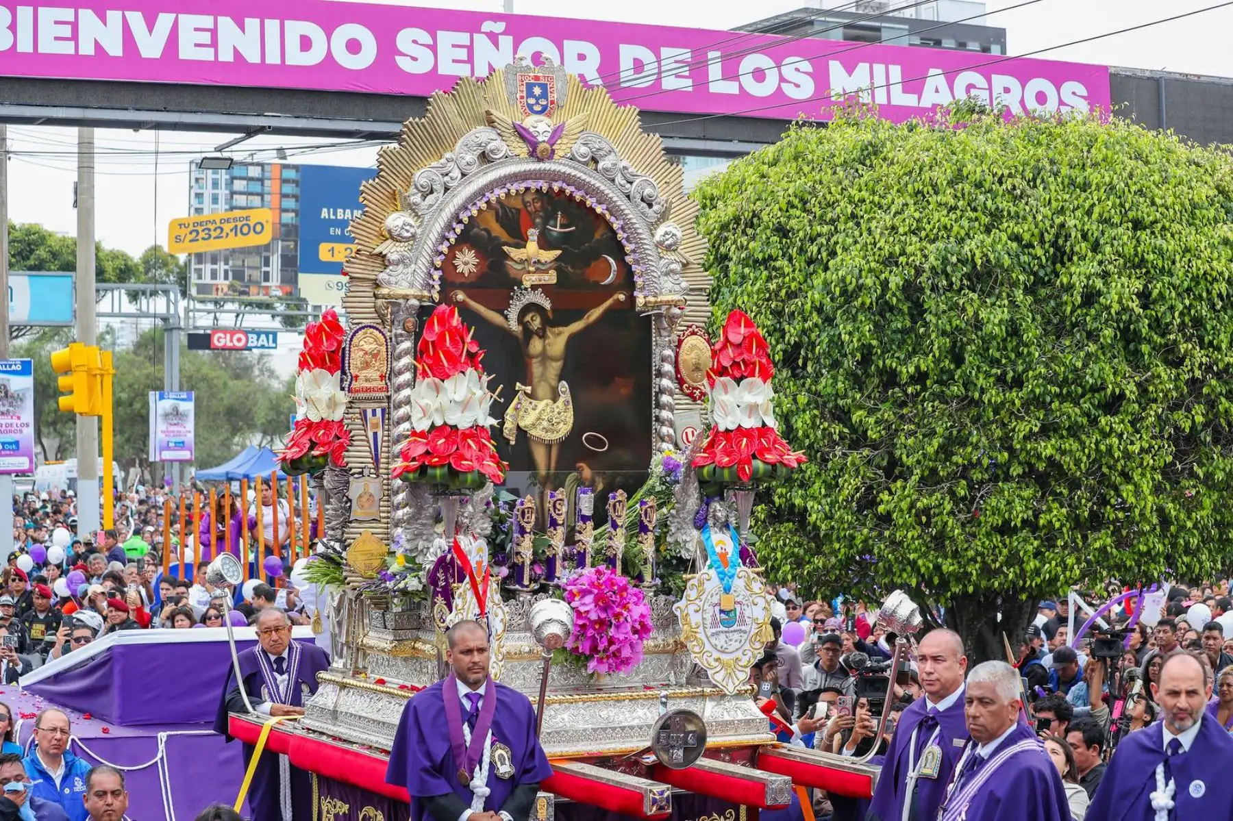 El presidente José Jerí Oré rindió homenaje al Señor de los Milagros durante el recorrido por la región Callao. Acompañado de autoridades locales y nacionales, asi como vecinos chalacos, en la ceremonia, el jefe de Estado presentó ofrendas ante la sagrada imagen, demostró su devoción y elevó sus plegarias ante el Cristo de Pachacamilla. Foto: ANDINA/ Prensa Presidencia El presidente José Jerí Oré rindió homenaje al Señor de los Milagros durante el recorrido por la región Callao. Acompañado de autoridades locales y nacionales, asi como vecinos chalacos, en la ceremonia, el jefe de Estado presentó ofrendas ante la sagrada imagen, demostró su devoción y elevó sus plegarias ante el Cristo de Pachacamilla. Foto: ANDINA/ Prensa Presidencia