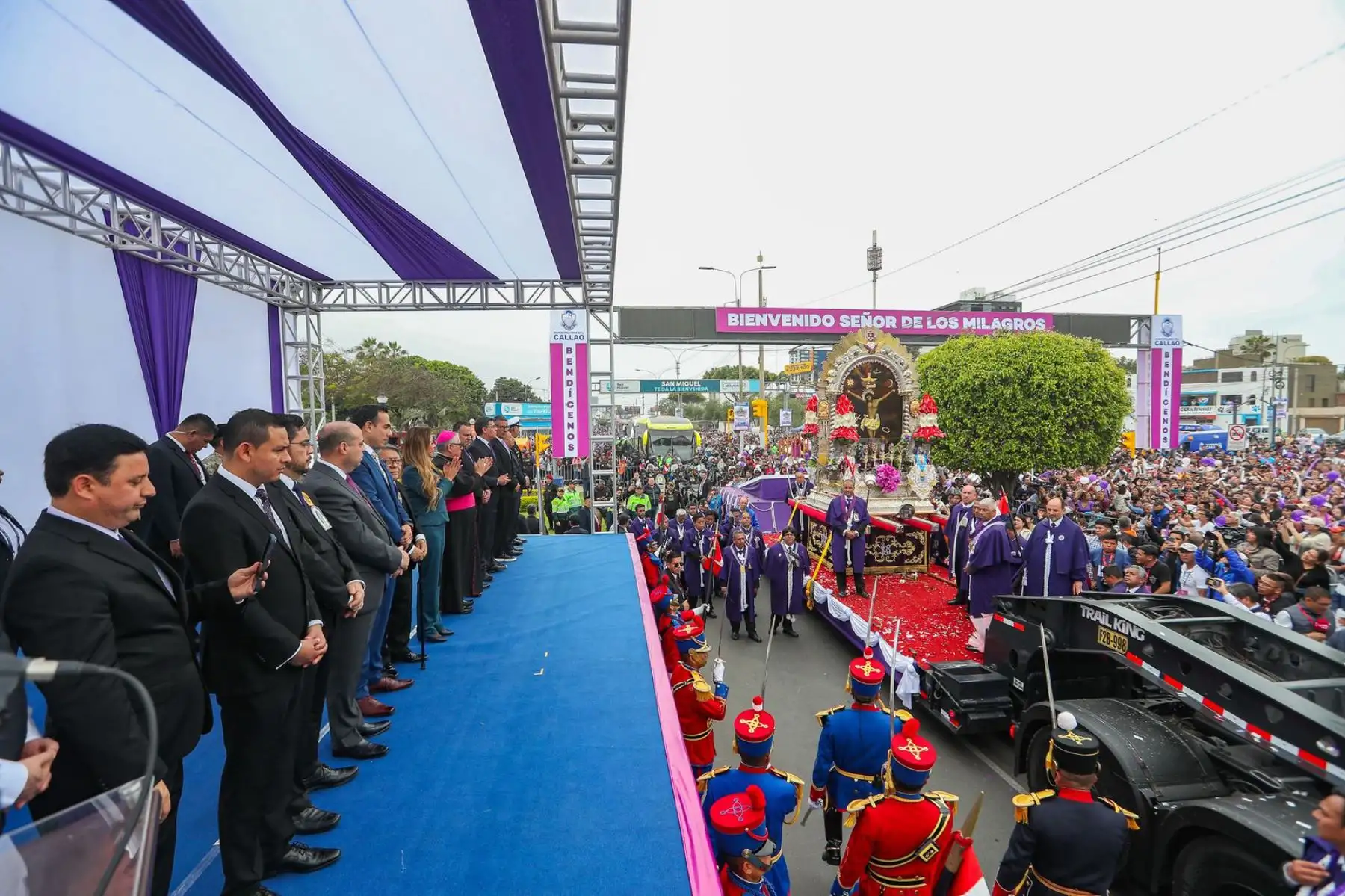 El presidente José Jerí Oré rindió homenaje al Señor de los Milagros durante el recorrido por la región Callao. Acompañado de autoridades locales y nacionales, asi como vecinos chalacos, en la ceremonia, el jefe de Estado presentó ofrendas ante la sagrada imagen, demostró su devoción y elevó sus plegarias ante el Cristo de Pachacamilla. Foto: ANDINA/ Prensa Presidencia El presidente José Jerí Oré rindió homenaje al Señor de los Milagros durante el recorrido por la región Callao. Acompañado de autoridades locales y nacionales, asi como vecinos chalacos, en la ceremonia, el jefe de Estado presentó ofrendas ante la sagrada imagen, demostró su devoción y elevó sus plegarias ante el Cristo de Pachacamilla. Foto: ANDINA/ Prensa Presidencia