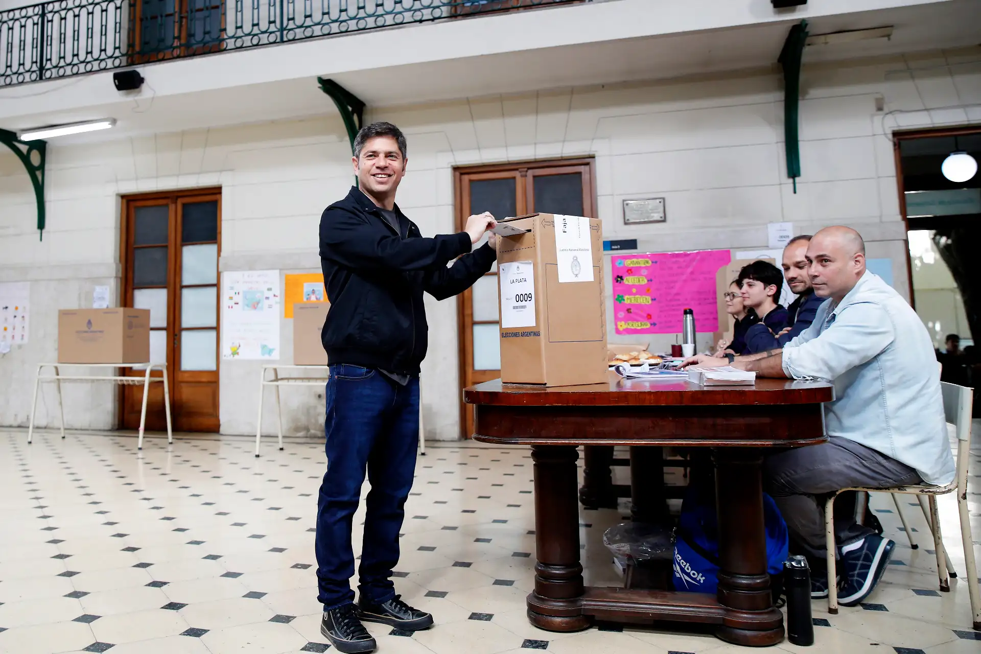 El gobernador de la provincia de Buenos Aires, Axel Kicillof vota este domingo, en La Plata (Argentina). El peronista Kicillof, uno de los principales dirigentes opositores en Argentina llamó a los ciudadanos a participar en la "crítica" elección legislativa que se celebran en el país suramericano, en un escenario económico "complejo". Foto: ANDINA/EFE El gobernador de la provincia de Buenos Aires, Axel Kicillof vota este domingo, en La Plata (Argentina). El peronista Kicillof, uno de los principales dirigentes opositores en Argentina llamó a los ciudadanos a participar en la "crítica" elección legislativa que se celebran en el país suramericano, en un escenario económico "complejo". Foto: ANDINA/EFE