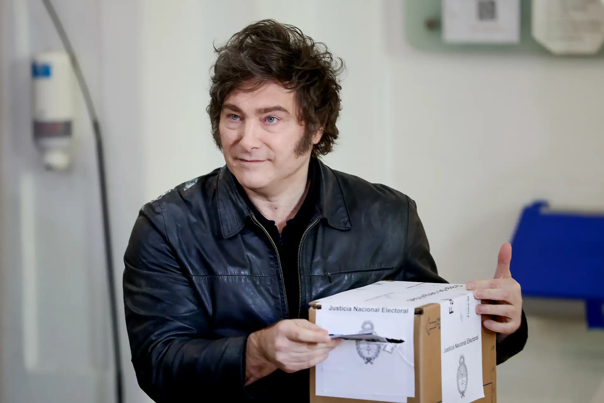 El presidente de Argentina, Javier Milei, reacciona durante su votación este domingo, en la Universidad Tecnológica Nacional, en Buenos Aires (Argentina). El ultraderechista Milei, emitió su voto en las elecciones legislativas que se celebran en el país suramericano, primer test electoral a nivel nacional para su Gobierno. Foto: ANDINA/EFE El presidente de Argentina, Javier Milei, reacciona durante su votación este domingo, en la Universidad Tecnológica Nacional, en Buenos Aires (Argentina). El ultraderechista Milei, emitió su voto en las elecciones legislativas que se celebran en el país suramericano, primer test electoral a nivel nacional para su Gobierno. Foto: ANDINA/EFE