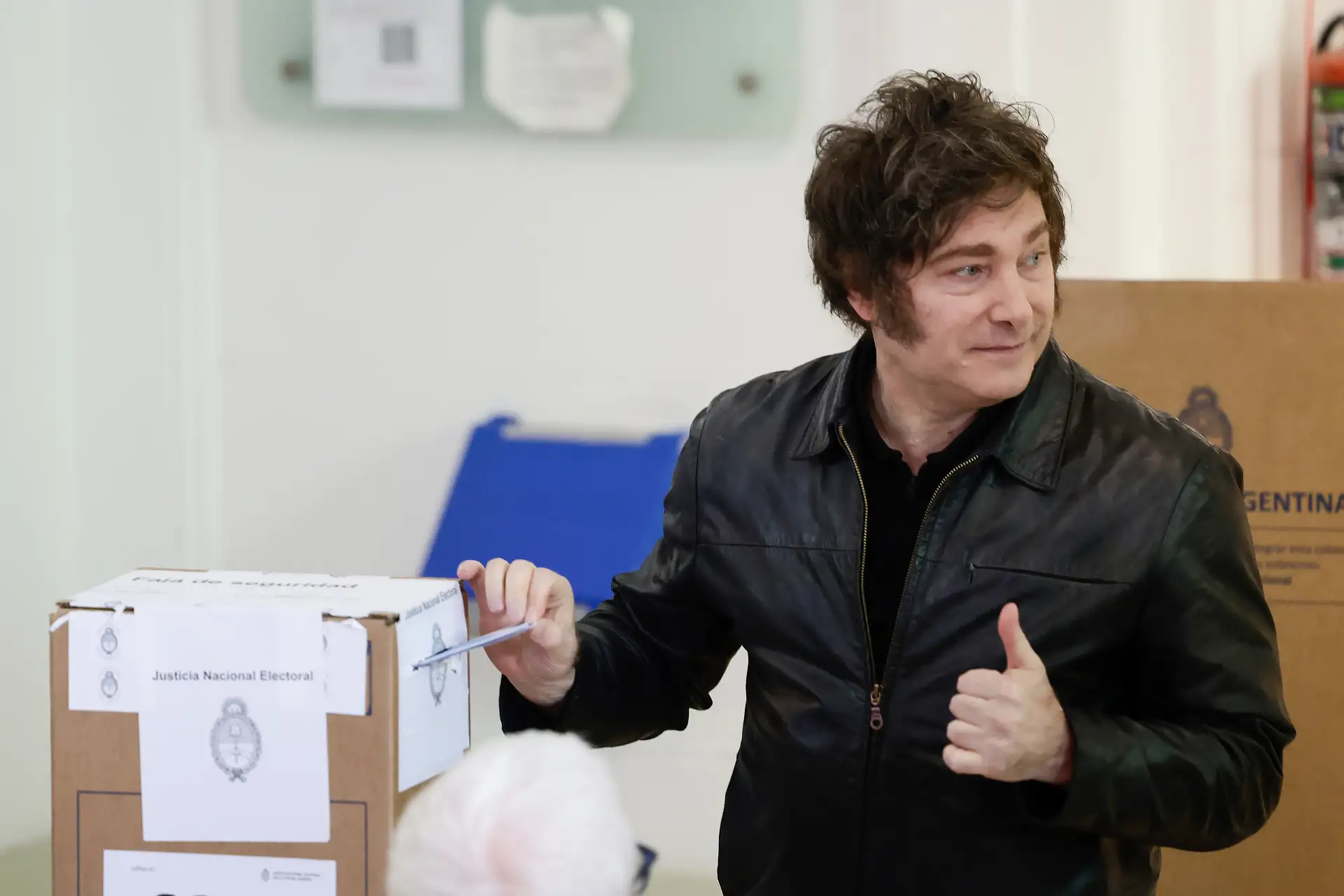 El presidente de Argentina, Javier Milei, reacciona durante su votación este domingo, en la Universidad Tecnológica Nacional, en Buenos Aires (Argentina). El ultraderechista Milei, emitió su voto en las elecciones legislativas que se celebran en el país suramericano, primer test electoral a nivel nacional para su Gobierno. Foto: ANDINA/EFE El presidente de Argentina, Javier Milei, reacciona durante su votación este domingo, en la Universidad Tecnológica Nacional, en Buenos Aires (Argentina). El ultraderechista Milei, emitió su voto en las elecciones legislativas que se celebran en el país suramericano, primer test electoral a nivel nacional para su Gobierno. Foto: ANDINA/EFE