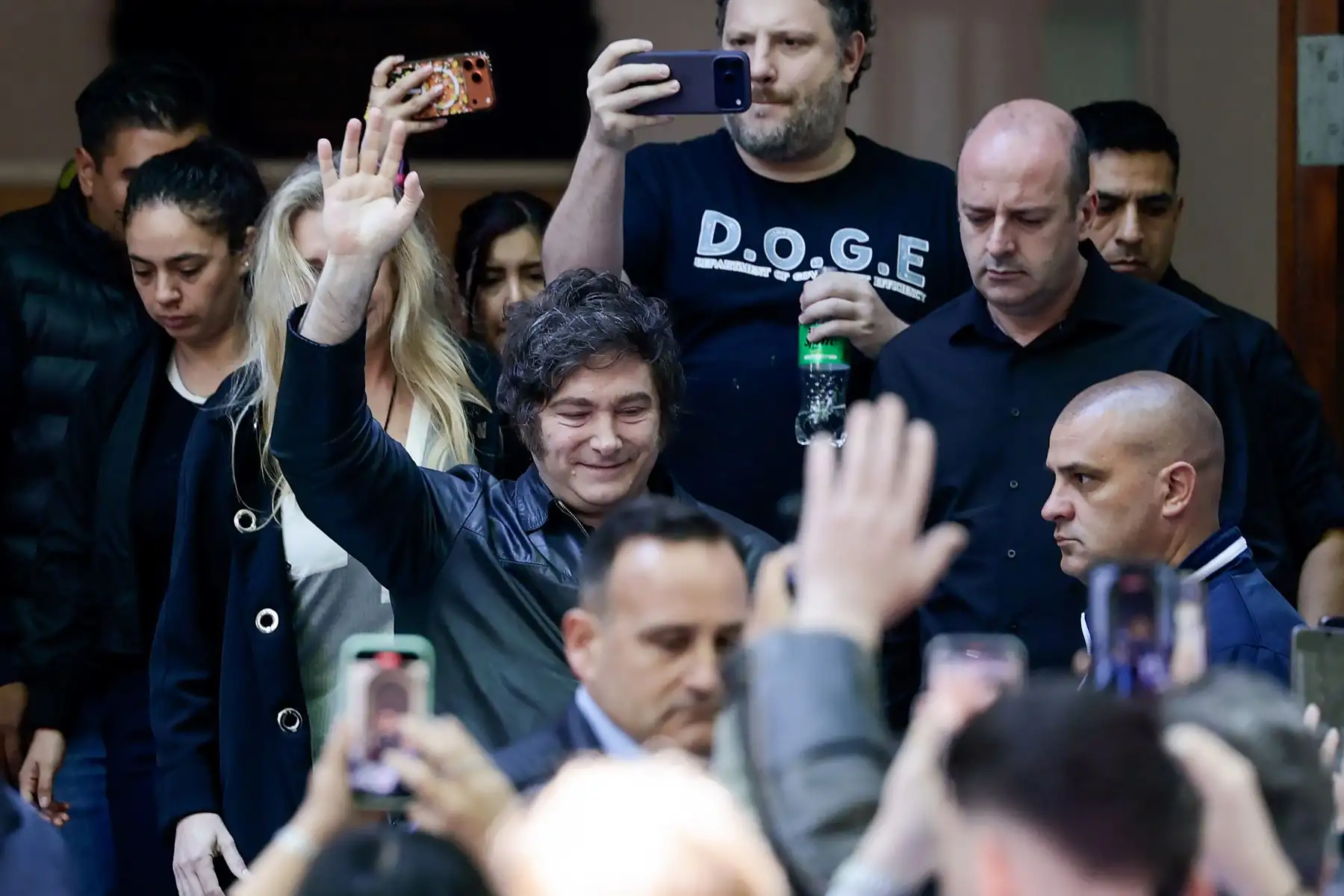 El presidente de Argentina, Javier Milei, saluda este domingo, en la Universidad Tecnológica Nacional, en Buenos Aires (Argentina). el ultraderechista Milei, emitió su voto en las elecciones legislativas que se celebran en el país suramericano. Foto: ANDINA/ EFE El presidente de Argentina, Javier Milei, saluda este domingo, en la Universidad Tecnológica Nacional, en Buenos Aires (Argentina). el ultraderechista Milei, emitió su voto en las elecciones legislativas que se celebran en el país suramericano. Foto: ANDINA/ EFE
