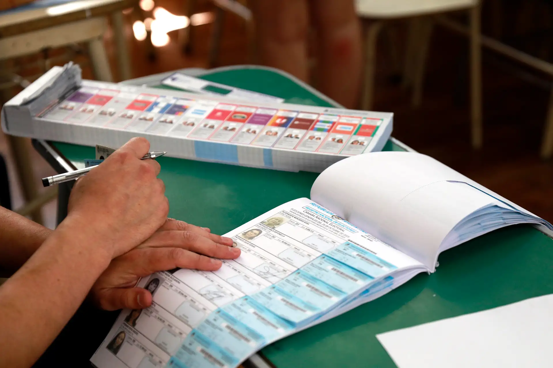 Una persona vota este domingo, en La Plata (Argentina). Argentina celebra con normalidad unos comicios legislativos que serán clave para determinar la composición que tendrá desde diciembre el Congreso y para saber qué grado de respaldo da la ciudadanía a las políticas del Gobierno del ultraderechista Javier Milei.  Foto: ANDINA/ EFE Una persona vota este domingo, en La Plata (Argentina). Argentina celebra con normalidad unos comicios legislativos que serán clave para determinar la composición que tendrá desde diciembre el Congreso y para saber qué grado de respaldo da la ciudadanía a las políticas del Gobierno del ultraderechista Javier Milei.  Foto: ANDINA/ EFE