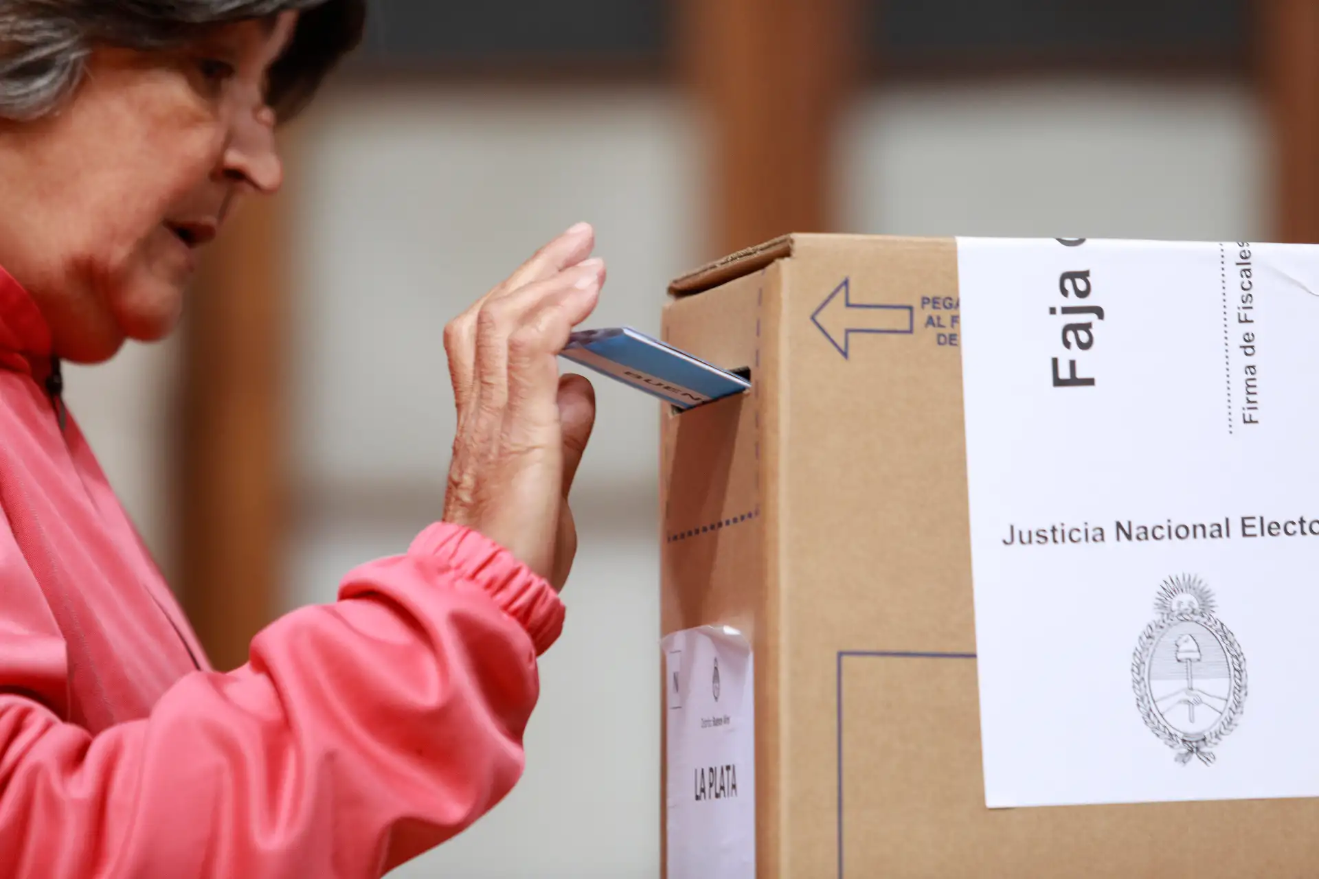 Una persona vota este domingo, en La Plata (Argentina). Argentina celebra con normalidad unos comicios legislativos que serán clave para determinar la composición que tendrá desde diciembre el Congreso y para saber qué grado de respaldo da la ciudadanía a las políticas del Gobierno del ultraderechista Javier Milei. Foto: ANDINA/ EFE Una persona vota este domingo, en La Plata (Argentina). Argentina celebra con normalidad unos comicios legislativos que serán clave para determinar la composición que tendrá desde diciembre el Congreso y para saber qué grado de respaldo da la ciudadanía a las políticas del Gobierno del ultraderechista Javier Milei. Foto: ANDINA/ EFE
