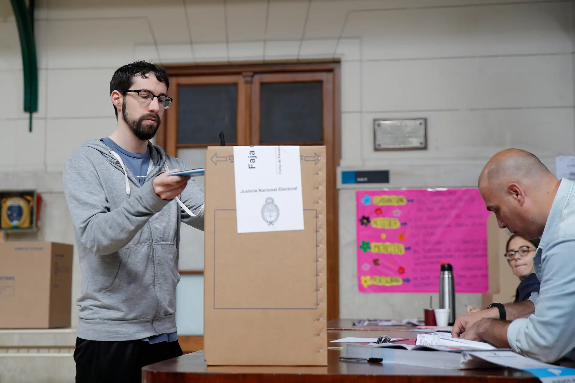 Una persona vota este domingo, en La Plata (Argentina). Argentina celebra con normalidad unos comicios legislativos que serán clave para determinar la composición que tendrá desde diciembre el Congreso y para saber qué grado de respaldo da la ciudadanía a las políticas del Gobierno del ultraderechista Javier Milei. Foto: ANDINA/EFE Una persona vota este domingo, en La Plata (Argentina). Argentina celebra con normalidad unos comicios legislativos que serán clave para determinar la composición que tendrá desde diciembre el Congreso y para saber qué grado de respaldo da la ciudadanía a las políticas del Gobierno del ultraderechista Javier Milei. Foto: ANDINA/EFE