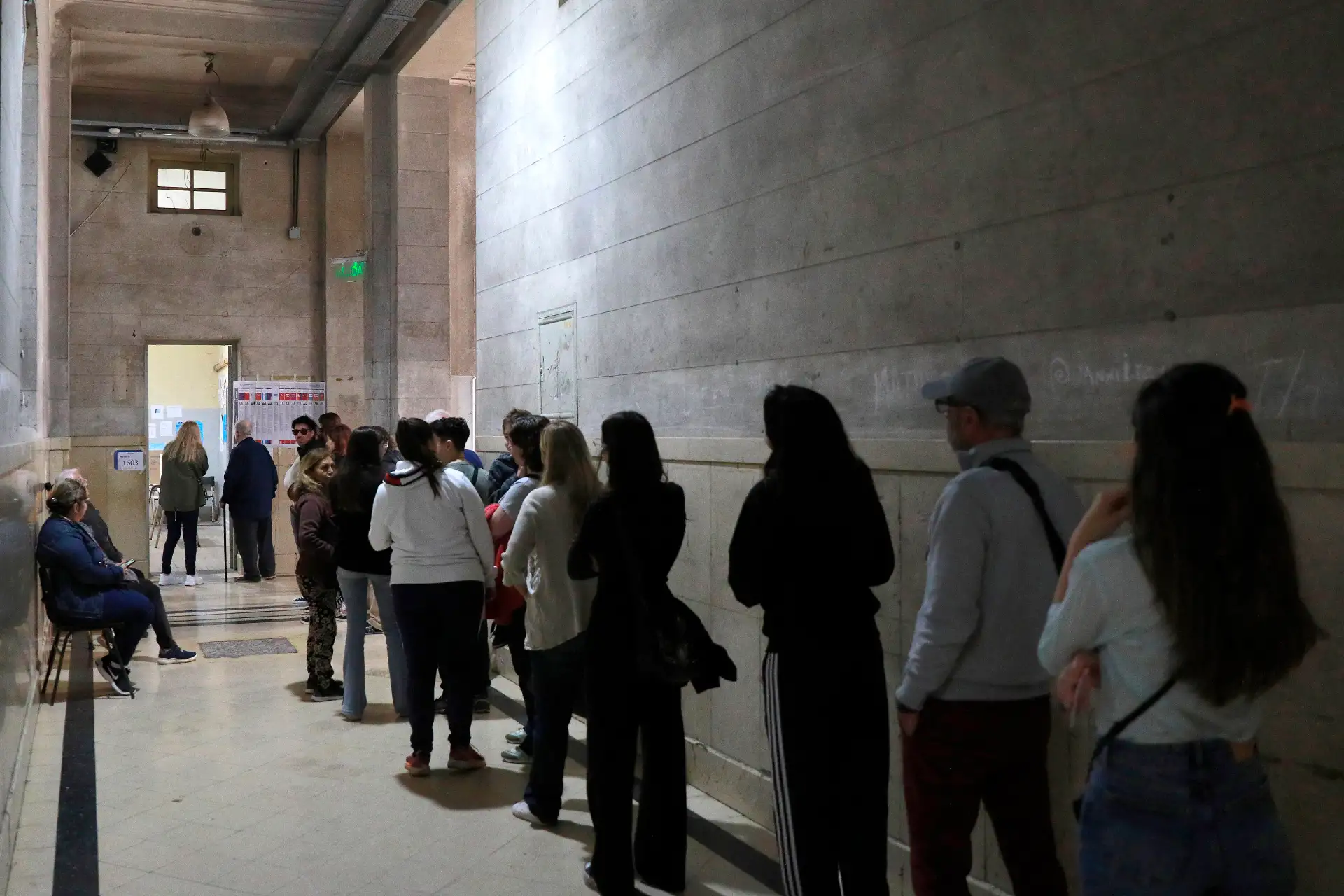 Personas esperan para votar este domingo, en La Plata (Argentina). Argentina celebra con normalidad unos comicios legislativos que serán clave para determinar la composición que tendrá desde diciembre el Congreso y para saber qué grado de respaldo da la ciudadanía a las políticas del Gobierno del ultraderechista Javier Milei. Foto: ANDINA/EFE Personas esperan para votar este domingo, en La Plata (Argentina). Argentina celebra con normalidad unos comicios legislativos que serán clave para determinar la composición que tendrá desde diciembre el Congreso y para saber qué grado de respaldo da la ciudadanía a las políticas del Gobierno del ultraderechista Javier Milei. Foto: ANDINA/EFE