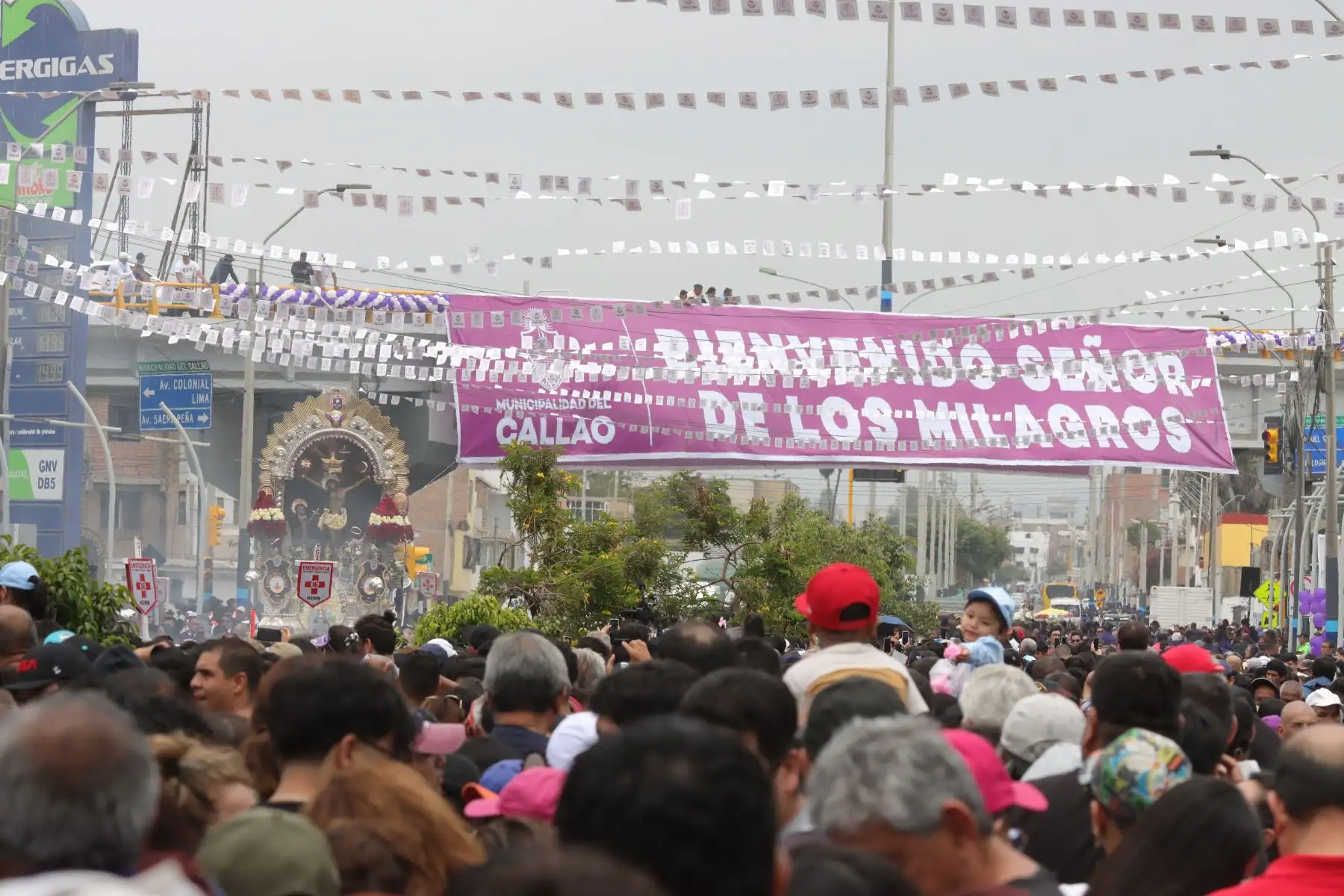 La sagrada imagen del Señor de los Milagros, realiza su recorrido en el Nazareno Móvil por el distrito del Callao.
Foto: ANDINA / Lino Chipana Obregón. La sagrada imagen del Señor de los Milagros, realiza su recorrido en el Nazareno Móvil por el distrito del Callao.
Foto: ANDINA / Lino Chipana Obregón.