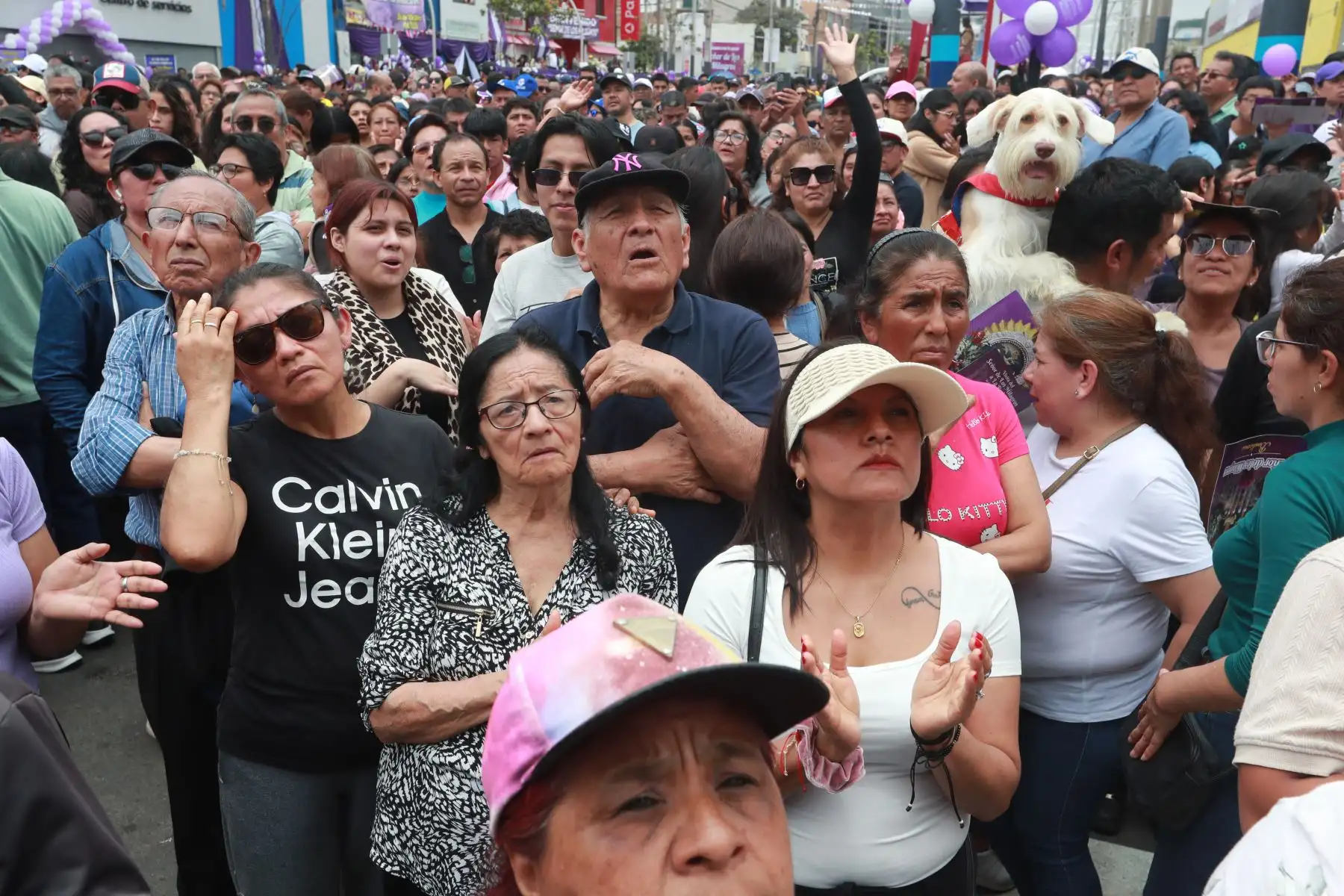 La sagrada imagen del Señor de los Milagros, realiza su recorrido en el Nazareno Móvil por el distrito del Callao.
Foto: ANDINA / Lino Chipana Obregón. La sagrada imagen del Señor de los Milagros, realiza su recorrido en el Nazareno Móvil por el distrito del Callao.
Foto: ANDINA / Lino Chipana Obregón.
