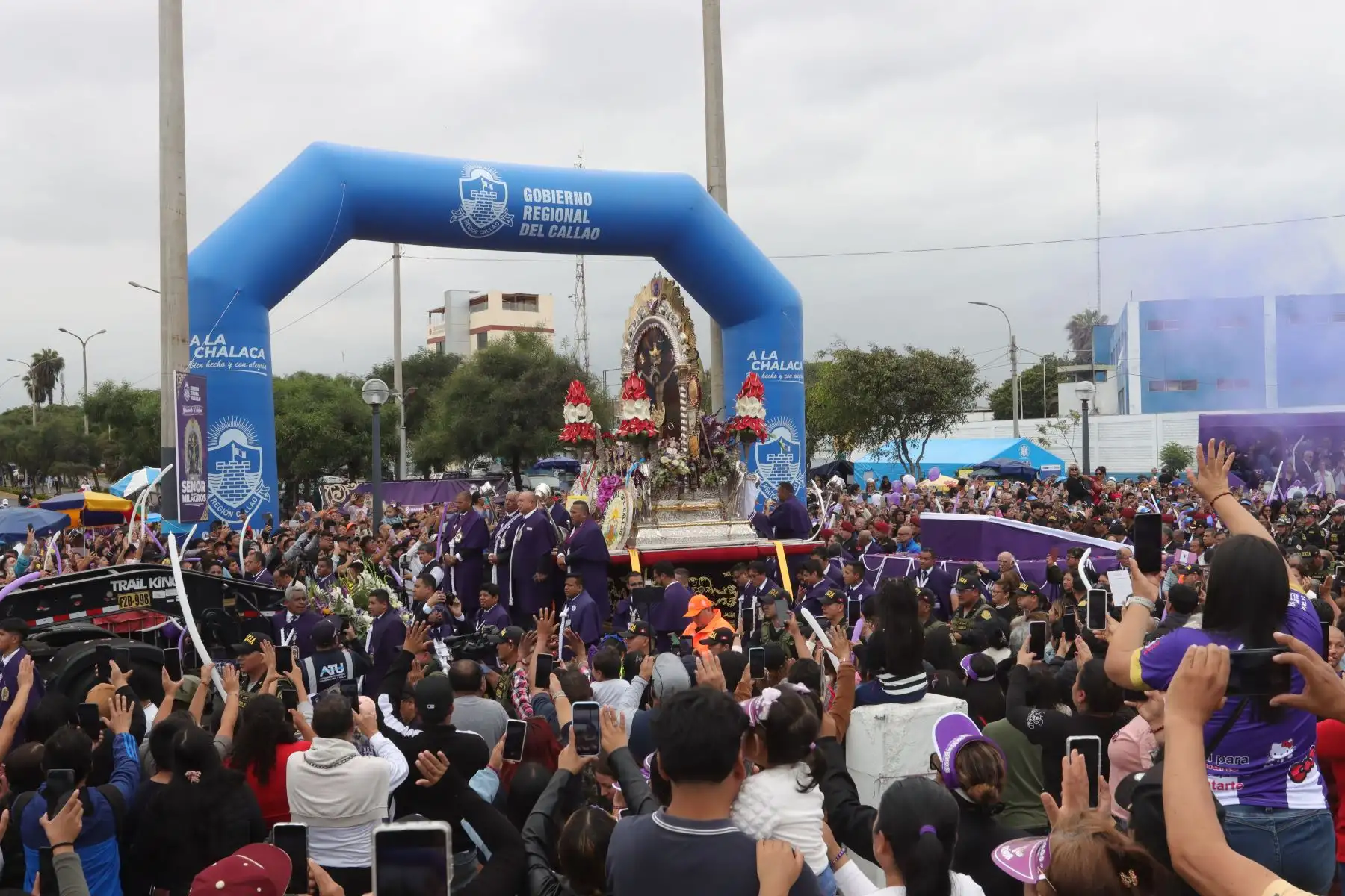 La sagrada imagen del Señor de los Milagros, realiza su recorrido en el Nazareno Móvil por el distrito del Callao.
Foto: ANDINA / Lino Chipana Obregón. La sagrada imagen del Señor de los Milagros, realiza su recorrido en el Nazareno Móvil por el distrito del Callao.
Foto: ANDINA / Lino Chipana Obregón.