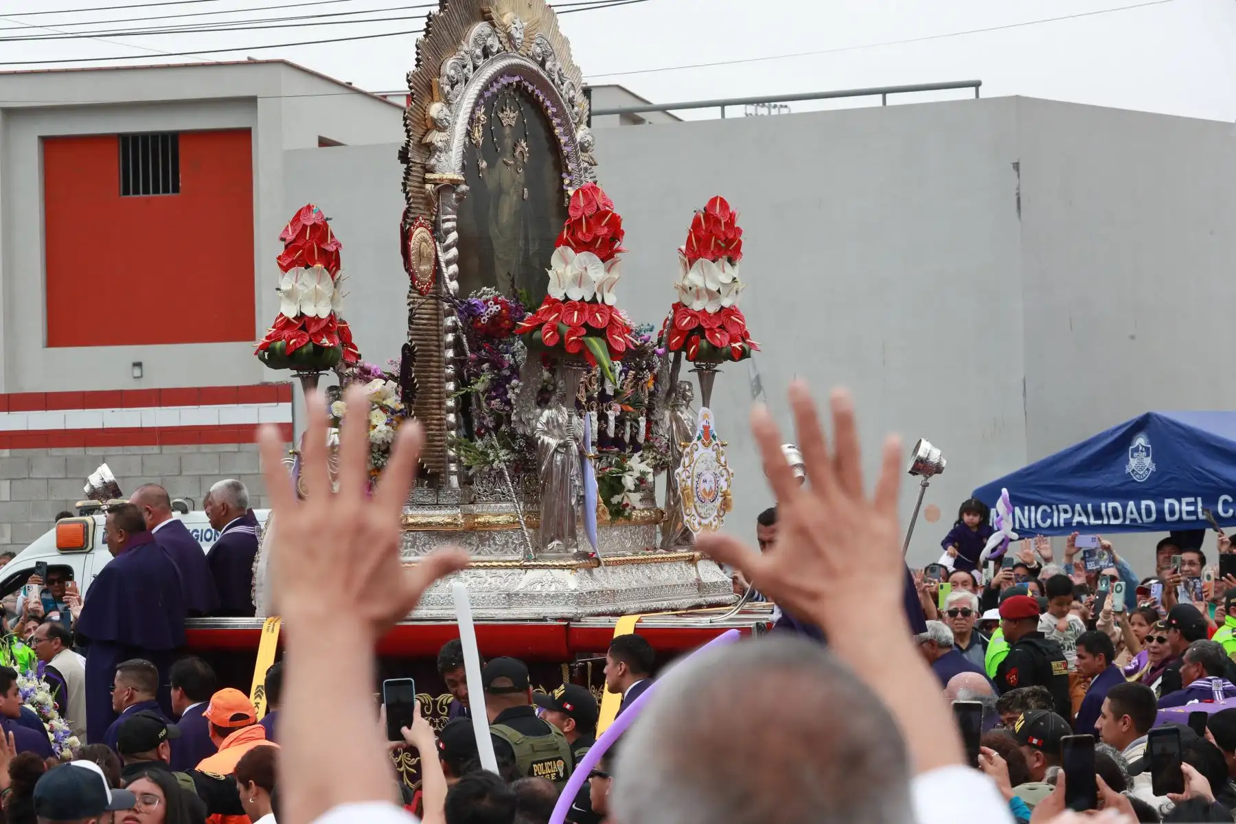 La sagrada imagen del Señor de los Milagros, realiza su recorrido en el Nazareno Móvil por el distrito del Callao.
Foto: ANDINA / Lino Chipana Obregón. La sagrada imagen del Señor de los Milagros, realiza su recorrido en el Nazareno Móvil por el distrito del Callao.
Foto: ANDINA / Lino Chipana Obregón.