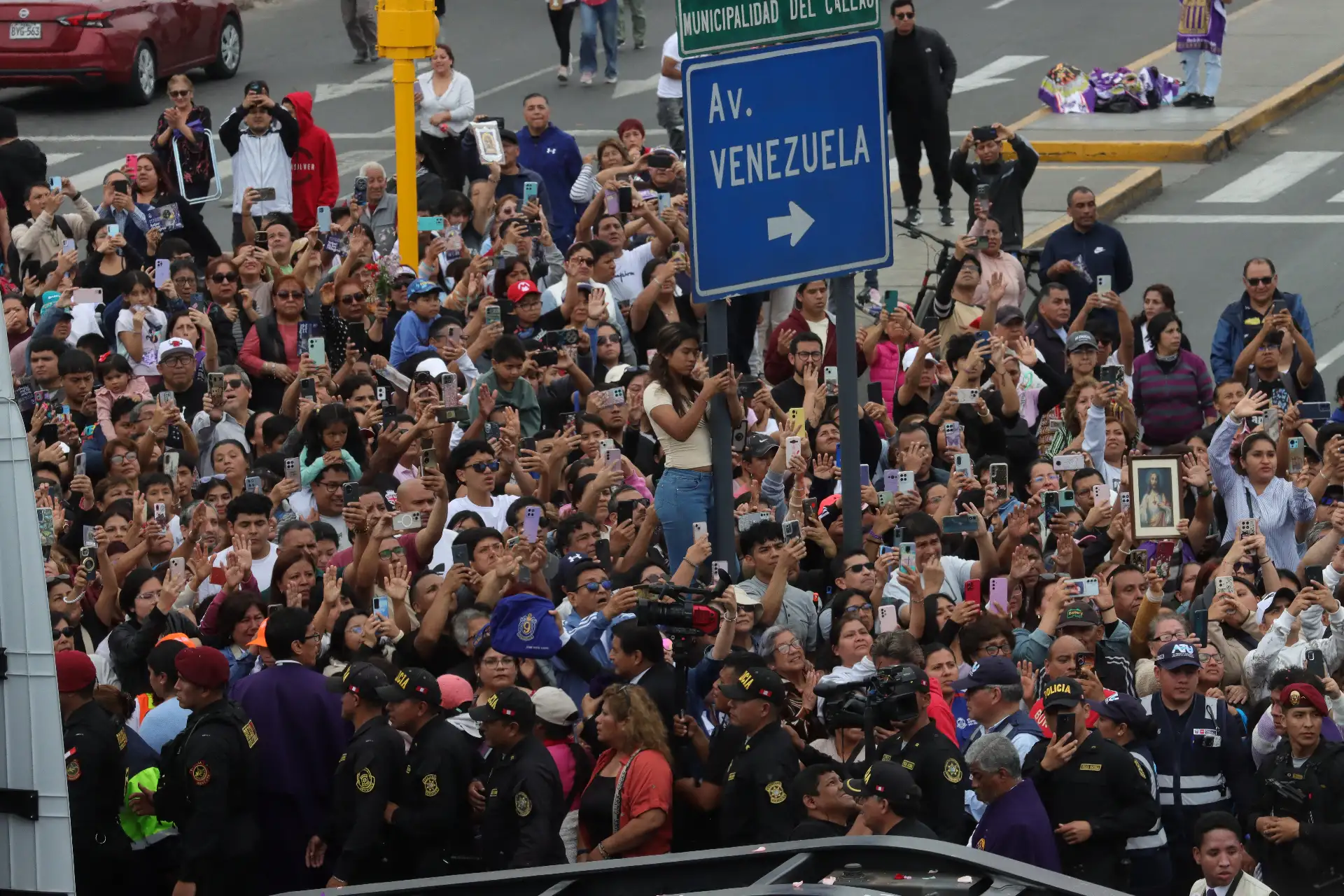 La sagrada imagen del Señor de los Milagros, realiza su recorrido en el Nazareno Móvil por el distrito del Callao.
Foto: ANDINA / Lino Chipana Obregón. La sagrada imagen del Señor de los Milagros, realiza su recorrido en el Nazareno Móvil por el distrito del Callao.
Foto: ANDINA / Lino Chipana Obregón.
