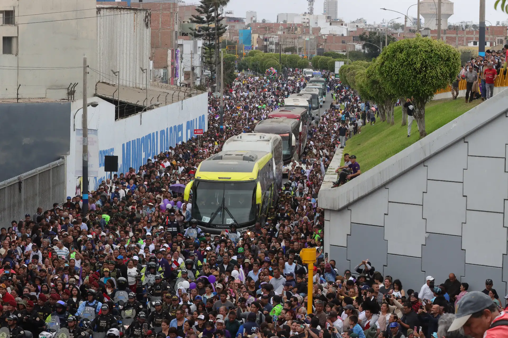 La sagrada imagen del Señor de los Milagros, realiza su recorrido en el Nazareno Móvil por el distrito del Callao.
Foto: ANDINA / Lino Chipana Obregón. La sagrada imagen del Señor de los Milagros, realiza su recorrido en el Nazareno Móvil por el distrito del Callao.
Foto: ANDINA / Lino Chipana Obregón.