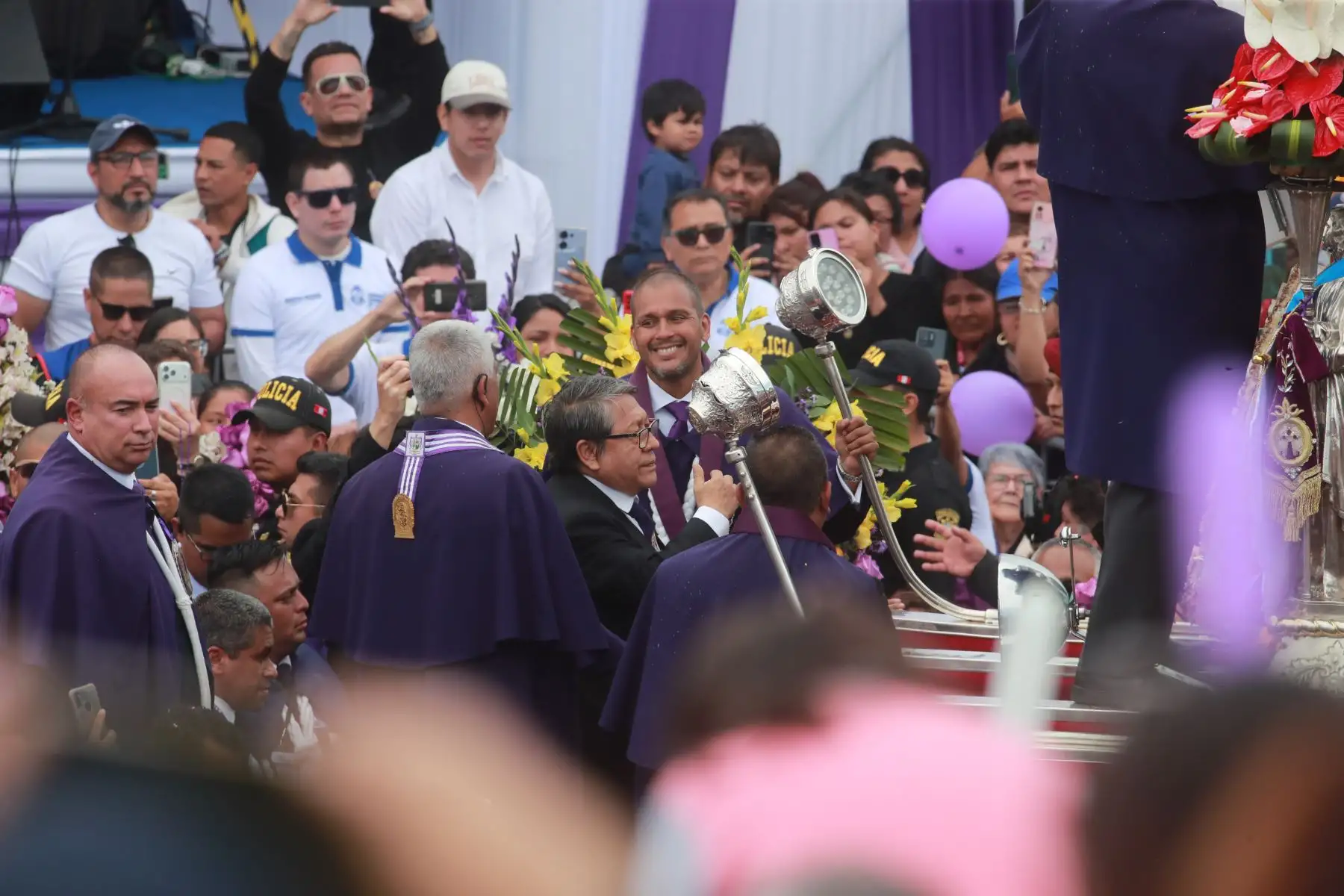 La sagrada imagen del Señor de los Milagros, realiza su recorrido en el Nazareno Móvil por el distrito del Callao.
Foto: ANDINA / Lino Chipana Obregón. La sagrada imagen del Señor de los Milagros, realiza su recorrido en el Nazareno Móvil por el distrito del Callao.
Foto: ANDINA / Lino Chipana Obregón.