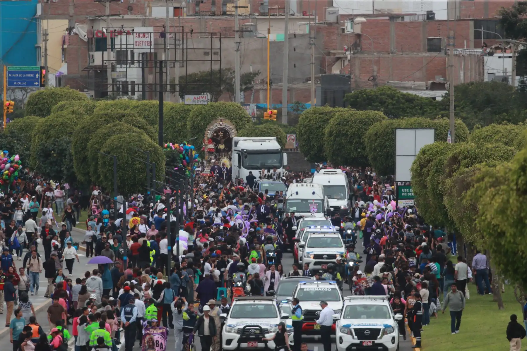 La sagrada imagen del Señor de los Milagros, realiza su recorrido en el Nazareno Móvil por el distrito del Callao.
Foto: ANDINA / Lino Chipana Obregón. La sagrada imagen del Señor de los Milagros, realiza su recorrido en el Nazareno Móvil por el distrito del Callao.
Foto: ANDINA / Lino Chipana Obregón.