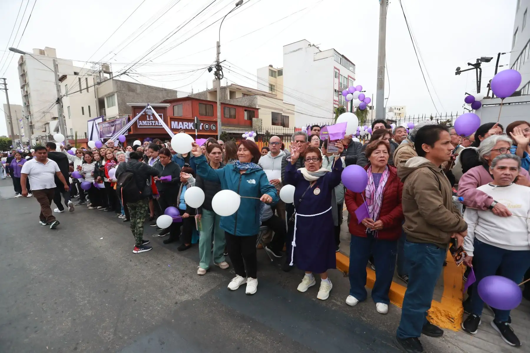 La sagrada imagen del Señor de los Milagros, realiza su recorrido en el Nazareno Móvil por el distrito del Callao.
Foto: ANDINA / Lino Chipana Obregón. La sagrada imagen del Señor de los Milagros, realiza su recorrido en el Nazareno Móvil por el distrito del Callao.
Foto: ANDINA / Lino Chipana Obregón.