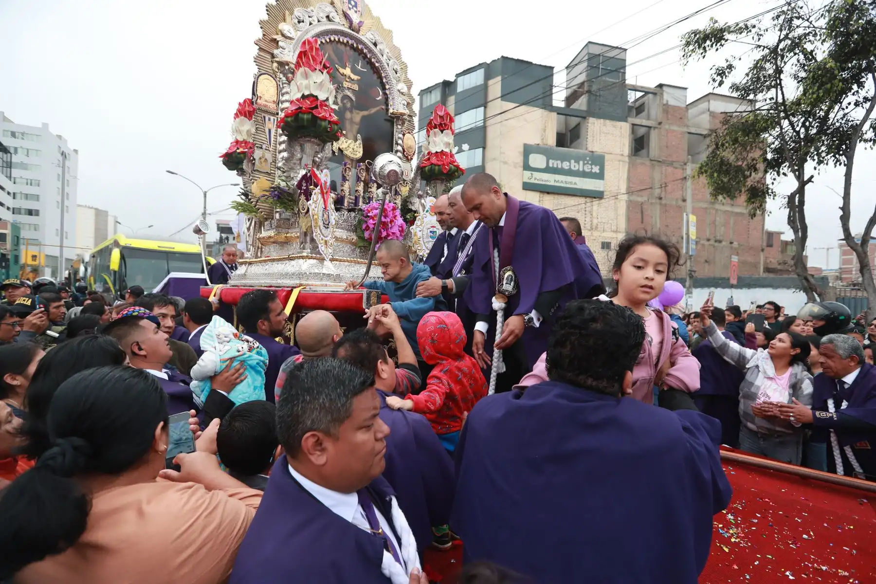 La sagrada imagen del Señor de los Milagros, realiza su recorrido en el Nazareno Móvil por el distrito del Callao.
Foto: ANDINA / Lino Chipana Obregón. La sagrada imagen del Señor de los Milagros, realiza su recorrido en el Nazareno Móvil por el distrito del Callao.
Foto: ANDINA / Lino Chipana Obregón.