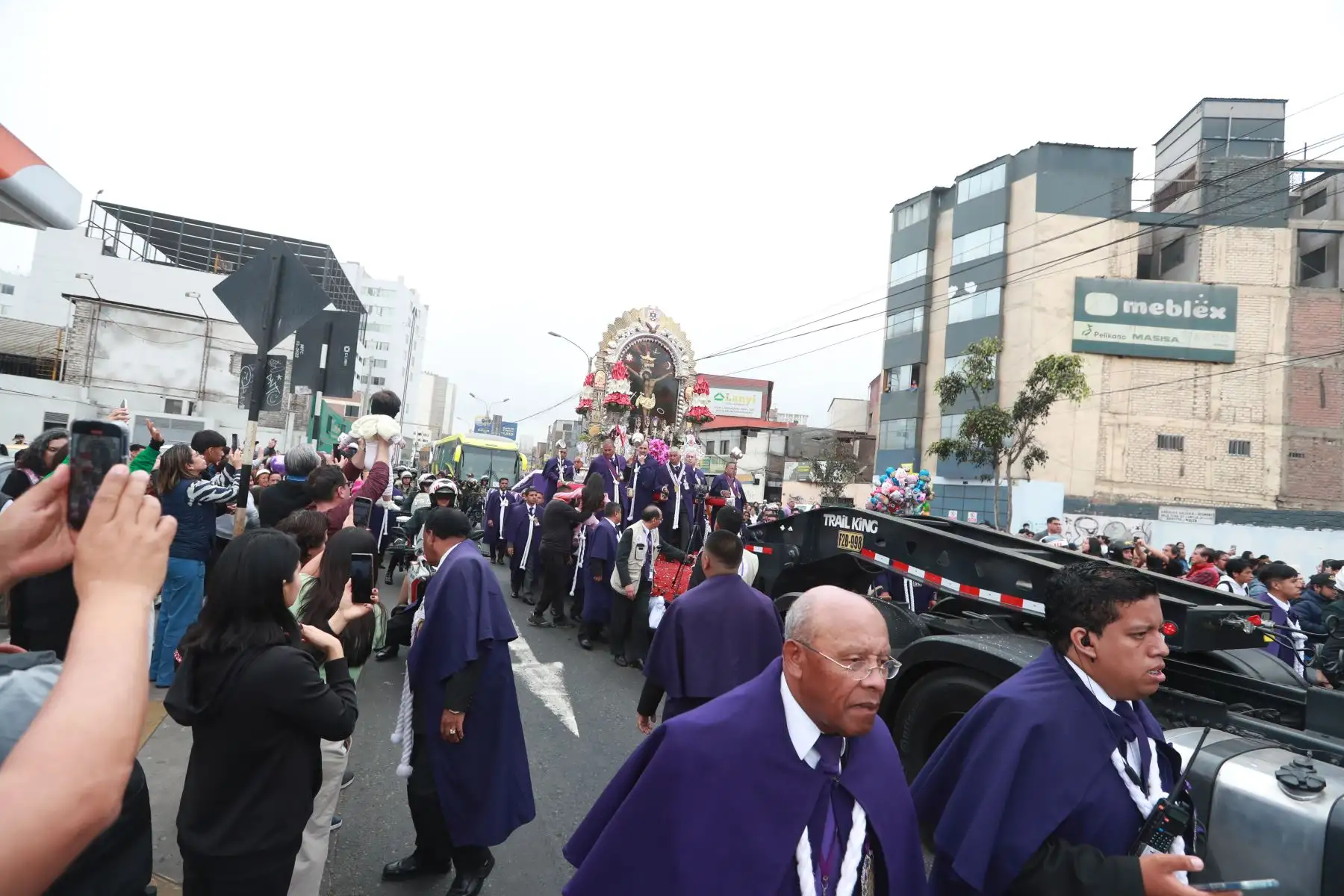 La sagrada imagen del Señor de los Milagros, realiza su recorrido en el Nazareno Móvil por el distrito del Callao.
Foto: ANDINA / Lino Chipana Obregón. La sagrada imagen del Señor de los Milagros, realiza su recorrido en el Nazareno Móvil por el distrito del Callao.
Foto: ANDINA / Lino Chipana Obregón.