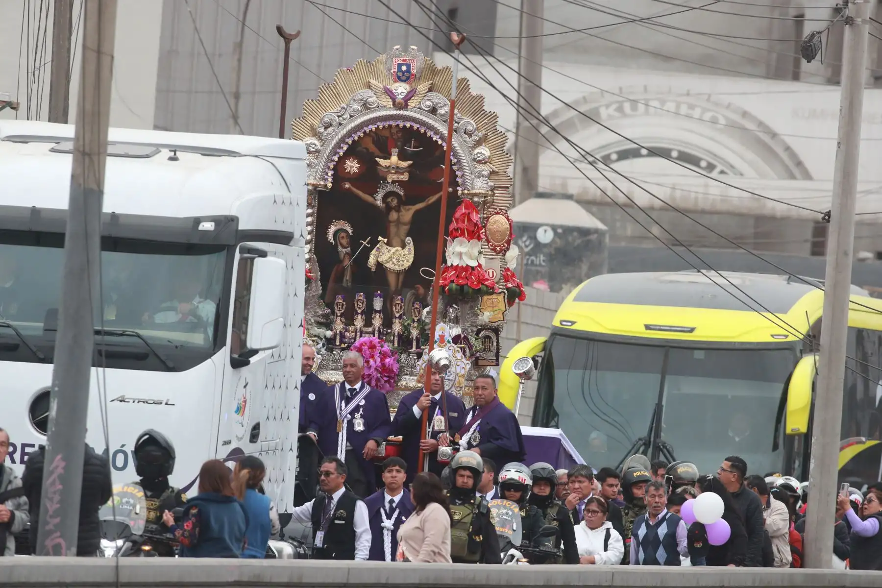 La sagrada imagen del Señor de los Milagros, realiza su recorrido en el Nazareno Móvil por el distrito del Callao.
Foto: ANDINA / Lino Chipana Obregón. La sagrada imagen del Señor de los Milagros, realiza su recorrido en el Nazareno Móvil por el distrito del Callao.
Foto: ANDINA / Lino Chipana Obregón.