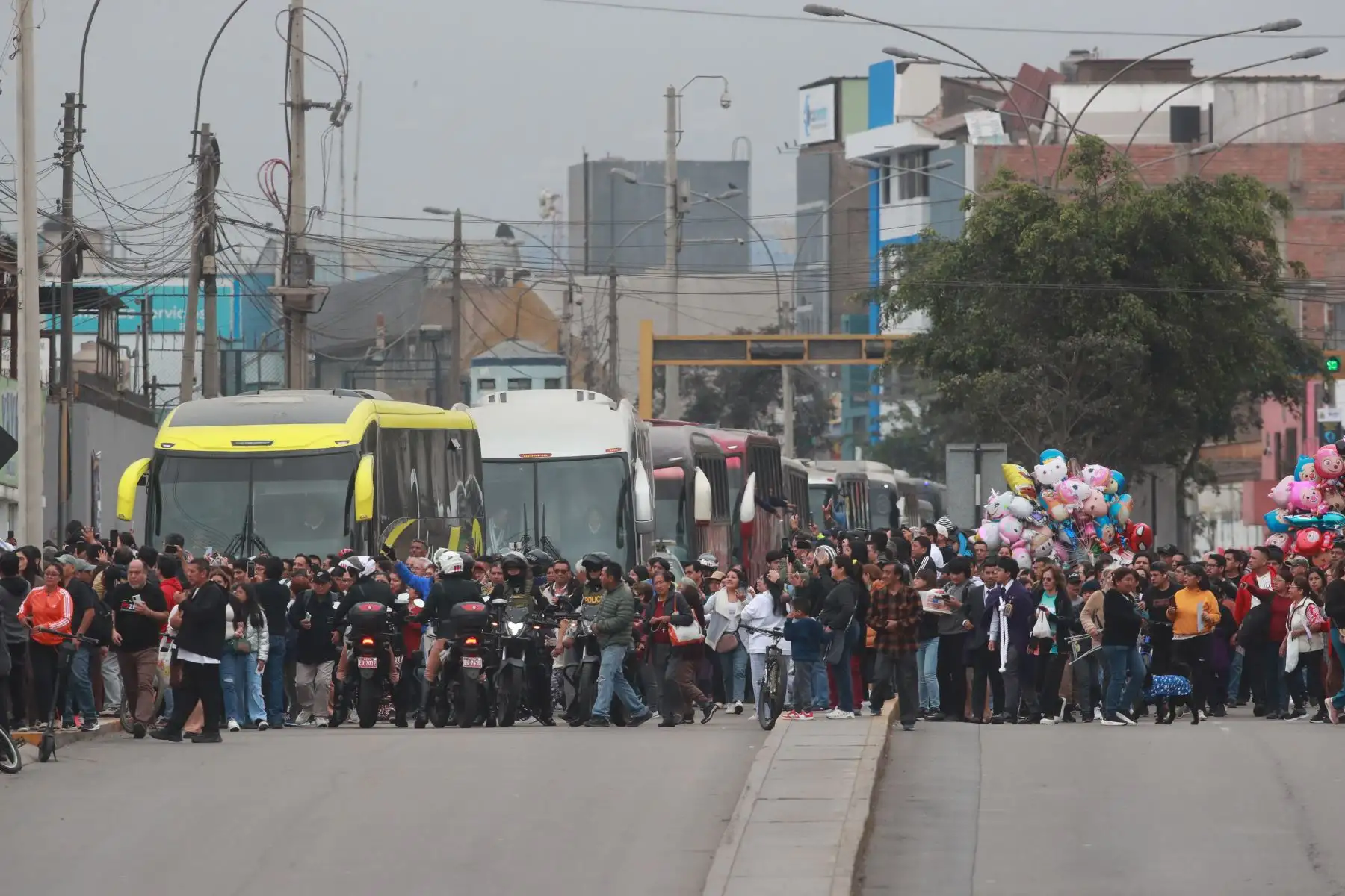 La sagrada imagen del Señor de los Milagros, realiza su recorrido en el Nazareno Móvil por el distrito del Callao.
Foto: ANDINA / Lino Chipana Obregón. La sagrada imagen del Señor de los Milagros, realiza su recorrido en el Nazareno Móvil por el distrito del Callao.
Foto: ANDINA / Lino Chipana Obregón.