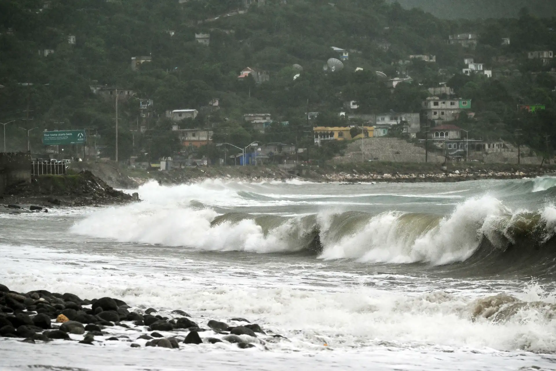 Imagen de una marejada ciclónica antes de la llegada del huracán Melissa a la zona de Caribbean Terrace en Kingston, Jamaica. La mortal tormenta Melissa se fortaleció el sábado por la tarde hasta convertirse en un huracán de categoría 1, y se espera una rápida intensificación durante el fin de semana, siguiendo un rumbo preocupantemente lento hacia la isla caribeña de Jamaica, según los meteorólogos. 
Foto: AFP Imagen de una marejada ciclónica antes de la llegada del huracán Melissa a la zona de Caribbean Terrace en Kingston, Jamaica. La mortal tormenta Melissa se fortaleció el sábado por la tarde hasta convertirse en un huracán de categoría 1, y se espera una rápida intensificación durante el fin de semana, siguiendo un rumbo preocupantemente lento hacia la isla caribeña de Jamaica, según los meteorólogos. 
Foto: AFP