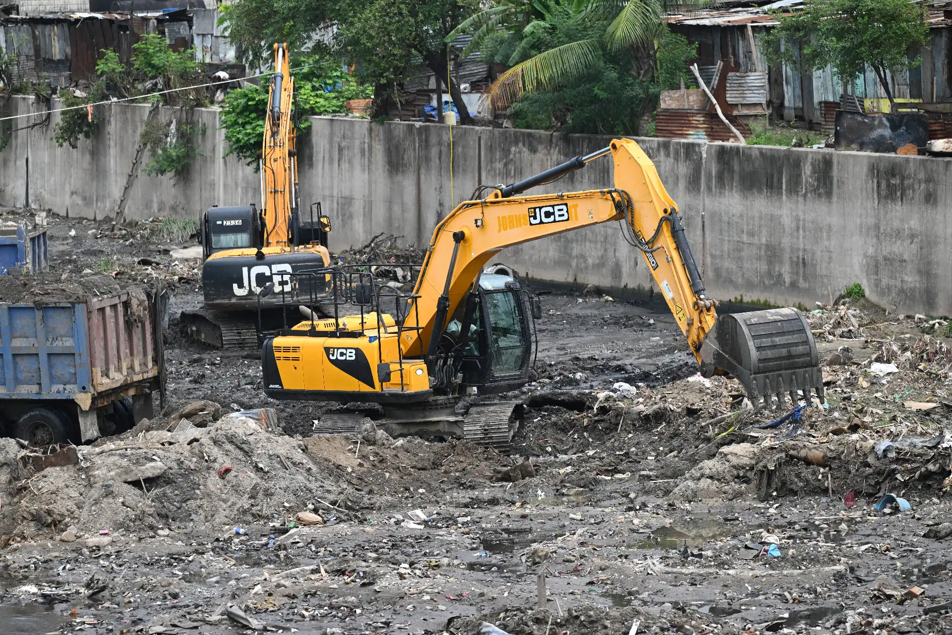 Los equipos limpian el barranco Sandy, el principal canal de desviación de las aguas de la inundación, en preparación para la llegada del huracán Melissa, justo al lado de la carretera Spanish Town, en Kingston, Jamaica, el 25 de octubre de 2025. La mortal tormenta Melissa se fortaleció el sábado por la tarde hasta convertirse en un huracán de categoría 1, y se espera una rápida intensificación durante el fin de semana, siguiendo un rumbo preocupantemente lento hacia la isla caribeña de Jamaica, según los m Los equipos limpian el barranco Sandy, el principal canal de desviación de las aguas de la inundación, en preparación para la llegada del huracán Melissa, justo al lado de la carretera Spanish Town, en Kingston, Jamaica, el 25 de octubre de 2025. La mortal tormenta Melissa se fortaleció el sábado por la tarde hasta convertirse en un huracán de categoría 1, y se espera una rápida intensificación durante el fin de semana, siguiendo un rumbo preocupantemente lento hacia la isla caribeña de Jamaica, según los m