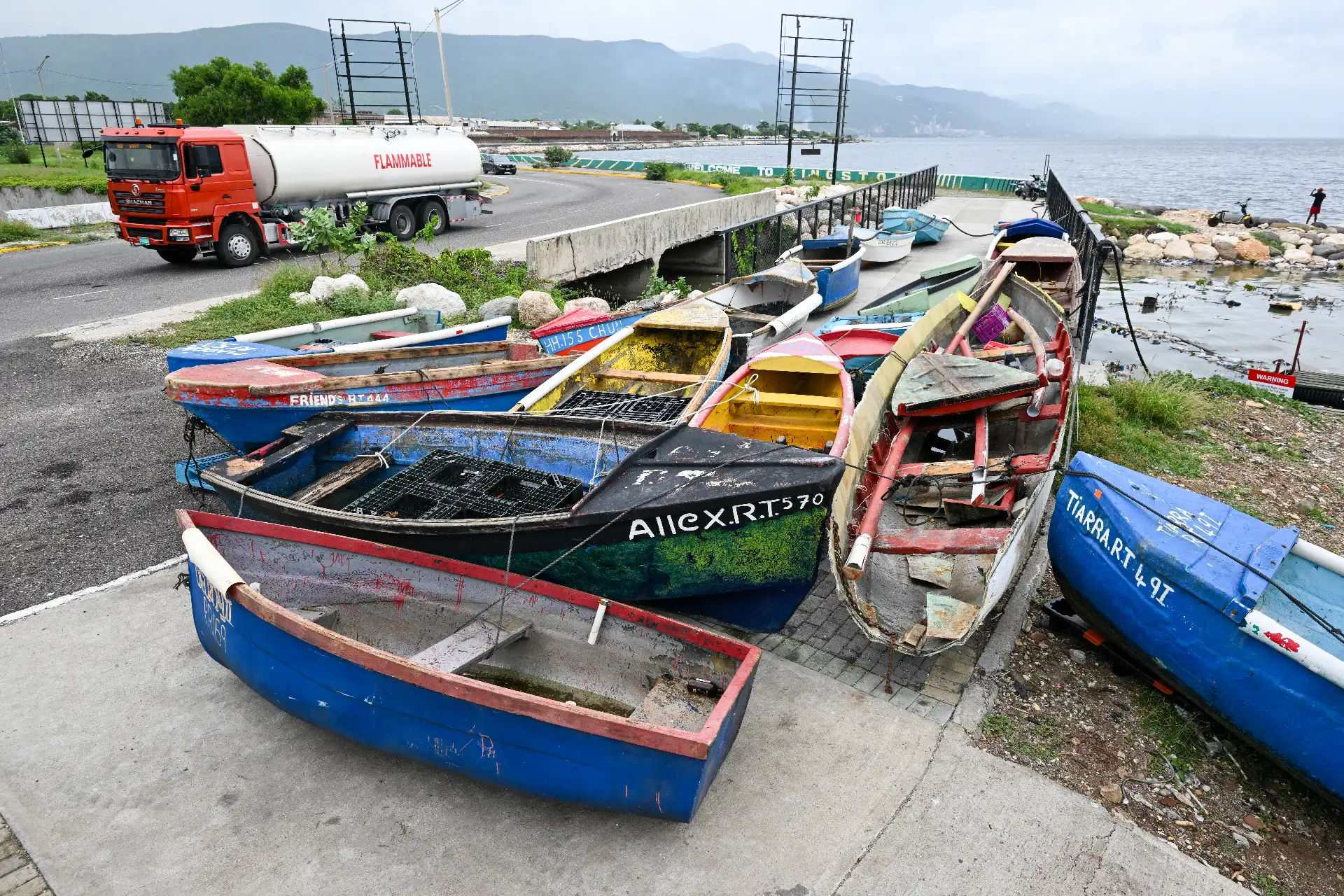 Embarcaciones de pescadores amarradas preparándose para la llegada del huracán Melissa cerca del pueblo pesquero de Rae Town, East Kingston. La mortal tormenta Melissa se fortaleció el sábado por la tarde hasta convertirse en un huracán de categoría 1, y se espera una rápida intensificación durante el fin de semana, siguiendo un rumbo preocupantemente lento hacia la isla caribeña de Jamaica, según los meteorólogos. 
Foto: AFP Embarcaciones de pescadores amarradas preparándose para la llegada del huracán Melissa cerca del pueblo pesquero de Rae Town, East Kingston. La mortal tormenta Melissa se fortaleció el sábado por la tarde hasta convertirse en un huracán de categoría 1, y se espera una rápida intensificación durante el fin de semana, siguiendo un rumbo preocupantemente lento hacia la isla caribeña de Jamaica, según los meteorólogos. 
Foto: AFP