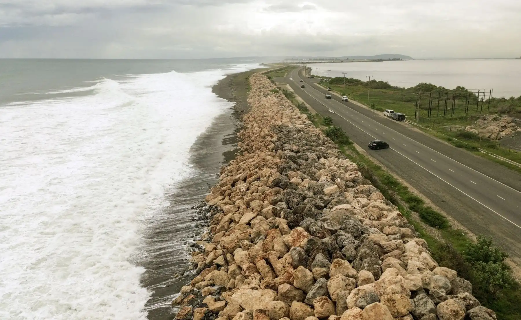 Embarcaciones de pescadores amarradas preparándose para la llegada del huracán Melissa cerca del pueblo pesquero de Rae Town, East Kingston, Jamaica. La mortal tormenta Melissa se fortaleció el sábado por la tarde hasta convertirse en un huracán de categoría 1, y se espera una rápida intensificación durante el fin de semana, siguiendo un rumbo preocupantemente lento hacia la isla caribeña de Jamaica, según los meteorólogos.
Foto: AFP Embarcaciones de pescadores amarradas preparándose para la llegada del huracán Melissa cerca del pueblo pesquero de Rae Town, East Kingston, Jamaica. La mortal tormenta Melissa se fortaleció el sábado por la tarde hasta convertirse en un huracán de categoría 1, y se espera una rápida intensificación durante el fin de semana, siguiendo un rumbo preocupantemente lento hacia la isla caribeña de Jamaica, según los meteorólogos.
Foto: AFP