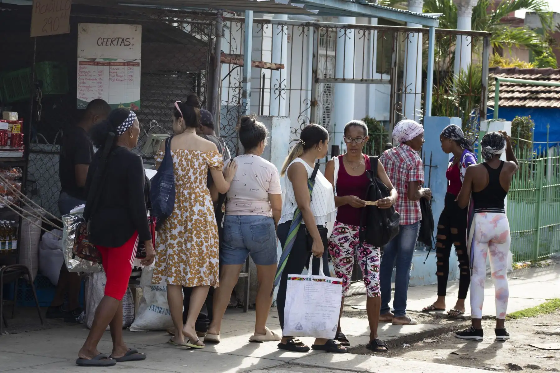 Personas compran alimentos ante la llegada de la tormenta tropical Melissa a Santiago de Cuba. Cuba ha comenzado los preparativos para enfrentar el impacto de la tormenta tropical Melissa en al menos dos provincias del centro y este de la isla, mientras la tormenta avanza hacia Jamaica. 
Foto: AFP Personas compran alimentos ante la llegada de la tormenta tropical Melissa a Santiago de Cuba. Cuba ha comenzado los preparativos para enfrentar el impacto de la tormenta tropical Melissa en al menos dos provincias del centro y este de la isla, mientras la tormenta avanza hacia Jamaica. 
Foto: AFP