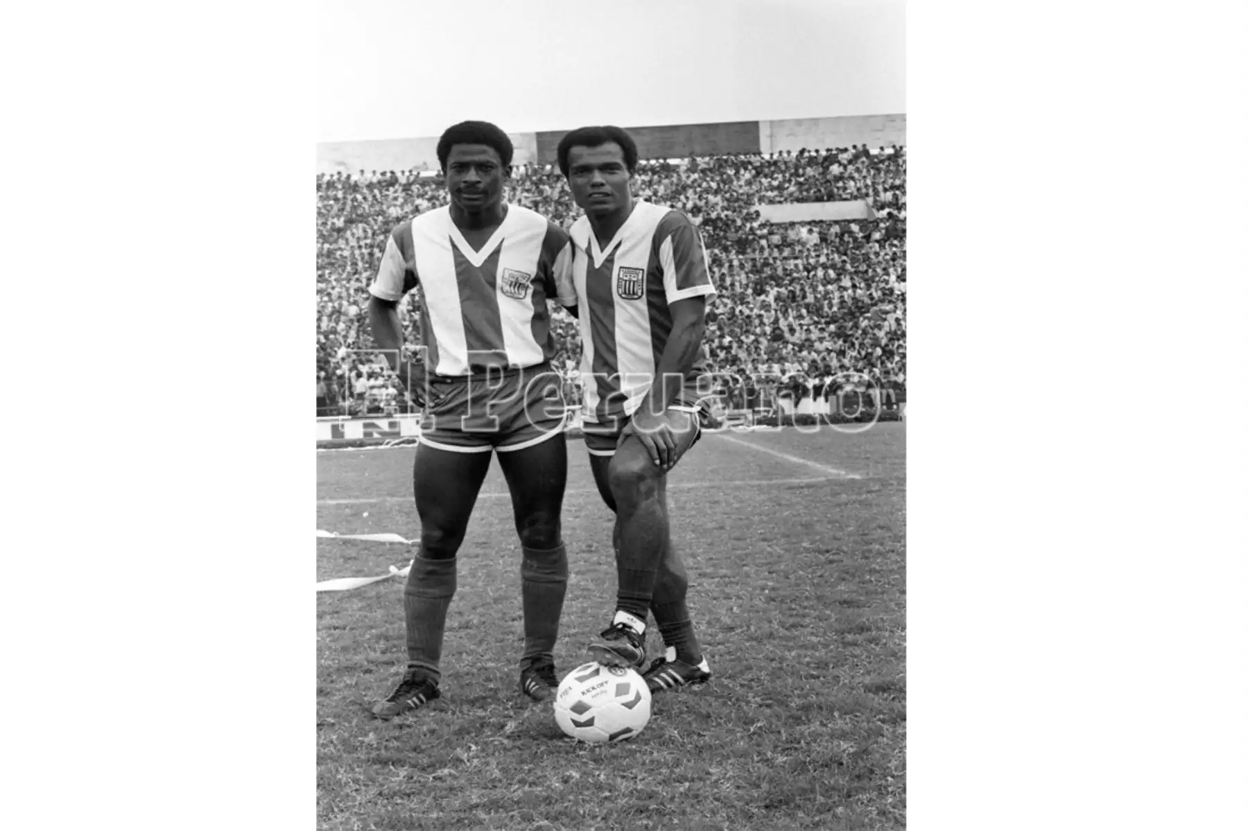 Lima - 7 octubre 1984 / Teófilo Cubillas y Roberto Rojas, en el marco del encuentro entre Sport Boys de visita 1-1 con Alianza Lima y se mantiene como único líder del Campeonato Descentralizado. Foto: Archivo Histórico de El Peruano