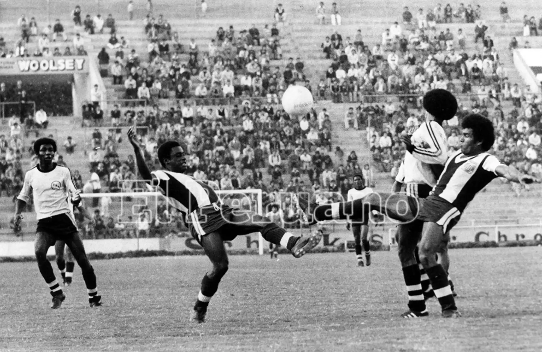 Callao - 22 julio 1979 / Roberto Rojas (2do iz) y Salguero de Alianza Lima, en acción frente a Lobatón del Sport Boys. Los blanquiazul se impusieron por 3-0 en el marco del descentralizado. Foto: Archivo Histórico de El Peruano