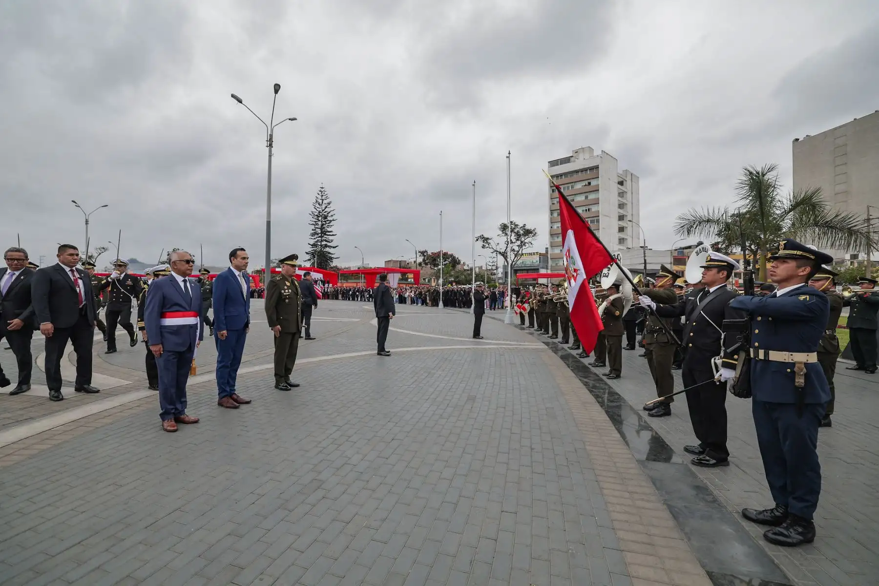 El presidente de la República, José Jerí Oré, acompañado del ministro de Defensa, César Díaz, encabeza la ceremonia por el Día del Veterano de Guerra y de la Pacificación Nacional, que rinde homenaje a los miembros de las Fuerzas Armadas y Policía Nacional en situación de retiro o licenciados que participaron en conflictos armados.
Foto: ANDINA / Prensa Presidencia El presidente de la República, José Jerí Oré, acompañado del ministro de Defensa, César Díaz, encabeza la ceremonia por el Día del Veterano de Guerra y de la Pacificación Nacional, que rinde homenaje a los miembros de las Fuerzas Armadas y Policía Nacional en situación de retiro o licenciados que participaron en conflictos armados.
Foto: ANDINA / Prensa Presidencia