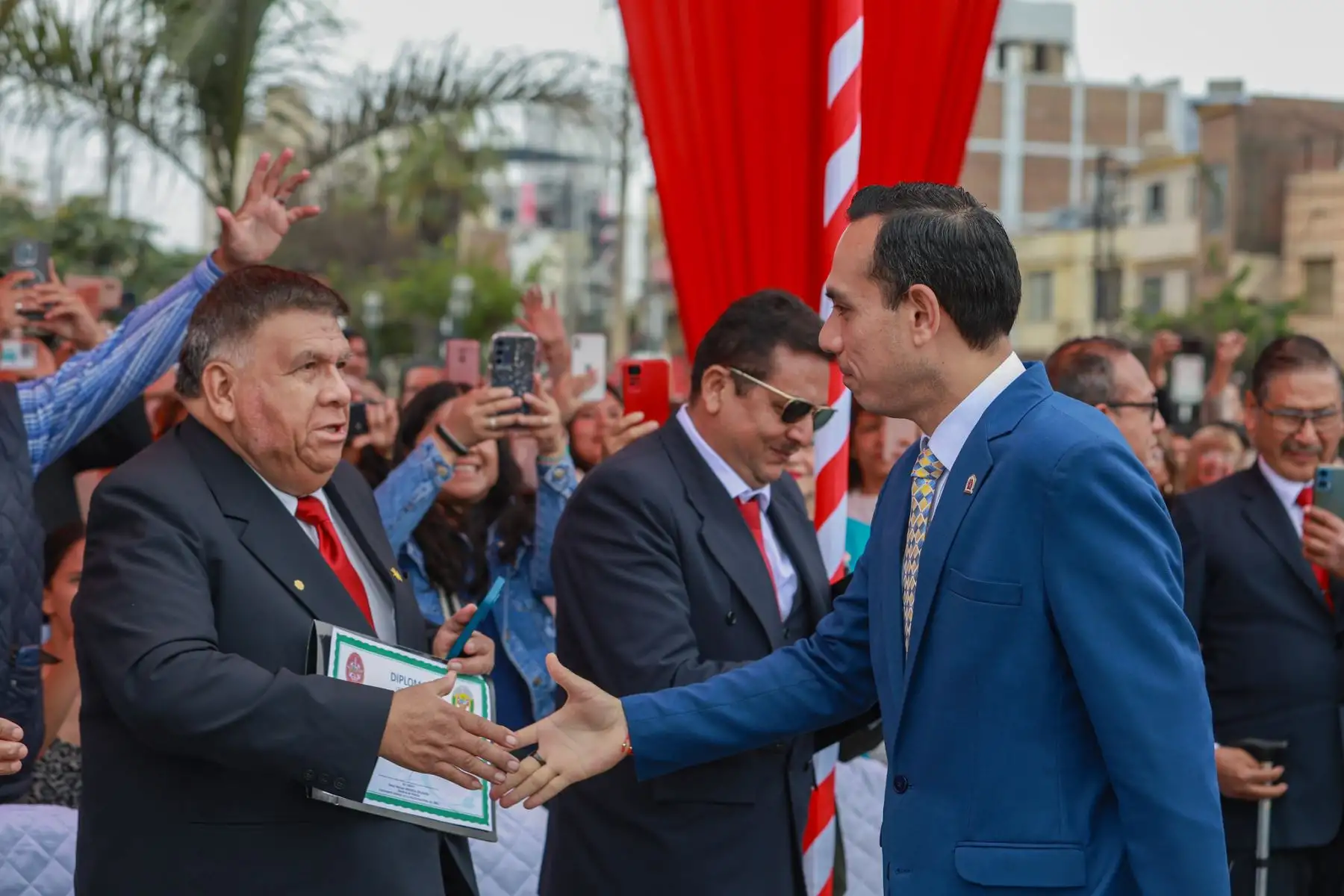 El presidente de la República, José Jerí Oré, acompañado del ministro de Defensa, César Díaz, encabeza la ceremonia por el Día del Veterano de Guerra y de la Pacificación Nacional, que rinde homenaje a los miembros de las Fuerzas Armadas y Policía Nacional en situación de retiro o licenciados que participaron en conflictos armados.
Foto: ANDINA / Prensa Presidencia El presidente de la República, José Jerí Oré, acompañado del ministro de Defensa, César Díaz, encabeza la ceremonia por el Día del Veterano de Guerra y de la Pacificación Nacional, que rinde homenaje a los miembros de las Fuerzas Armadas y Policía Nacional en situación de retiro o licenciados que participaron en conflictos armados.
Foto: ANDINA / Prensa Presidencia