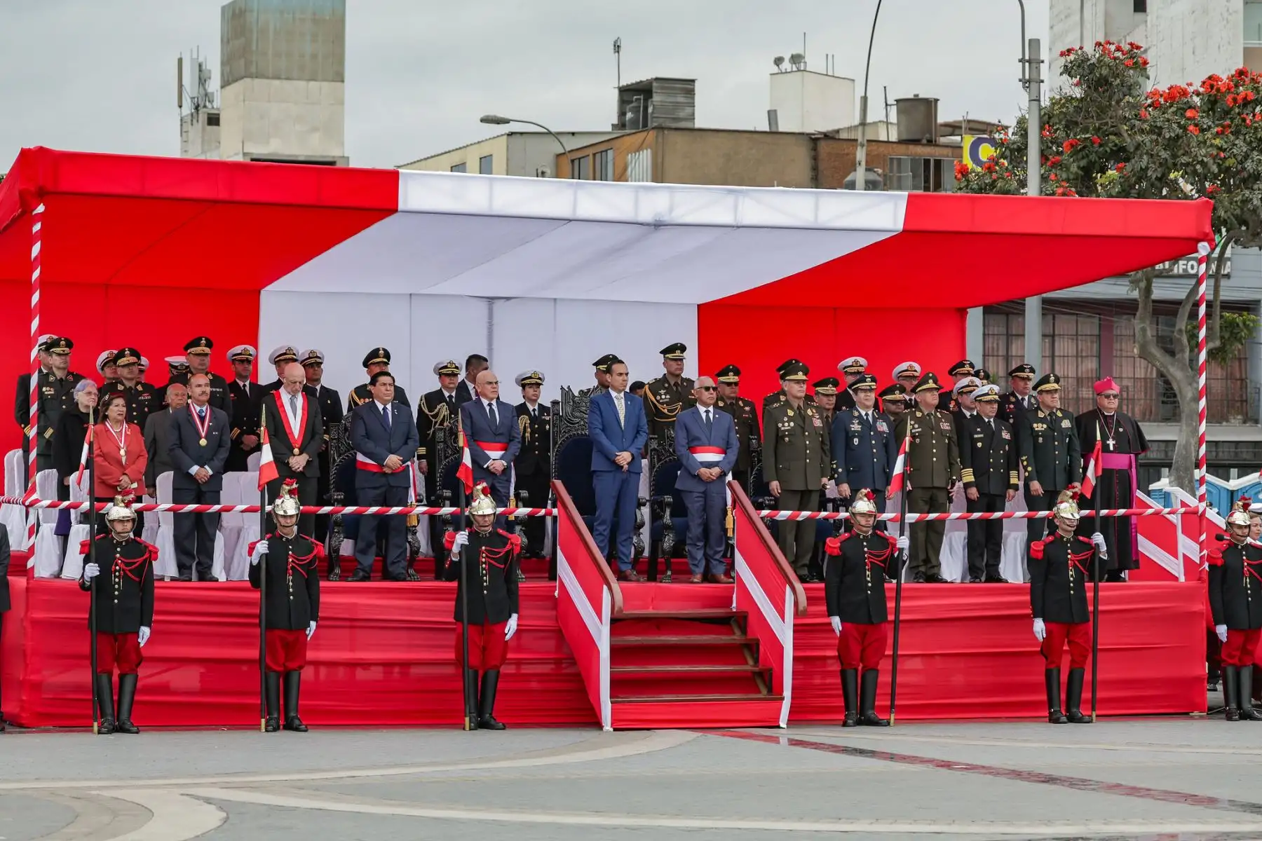 El presidente de la República, José Jerí Oré, acompañado del ministro de Defensa, César Díaz, encabeza la ceremonia por el Día del Veterano de Guerra y de la Pacificación Nacional, que rinde homenaje a los miembros de las Fuerzas Armadas y Policía Nacional en situación de retiro o licenciados que participaron en conflictos armados.
Foto: ANDINA / Prensa Presidencia El presidente de la República, José Jerí Oré, acompañado del ministro de Defensa, César Díaz, encabeza la ceremonia por el Día del Veterano de Guerra y de la Pacificación Nacional, que rinde homenaje a los miembros de las Fuerzas Armadas y Policía Nacional en situación de retiro o licenciados que participaron en conflictos armados.
Foto: ANDINA / Prensa Presidencia
