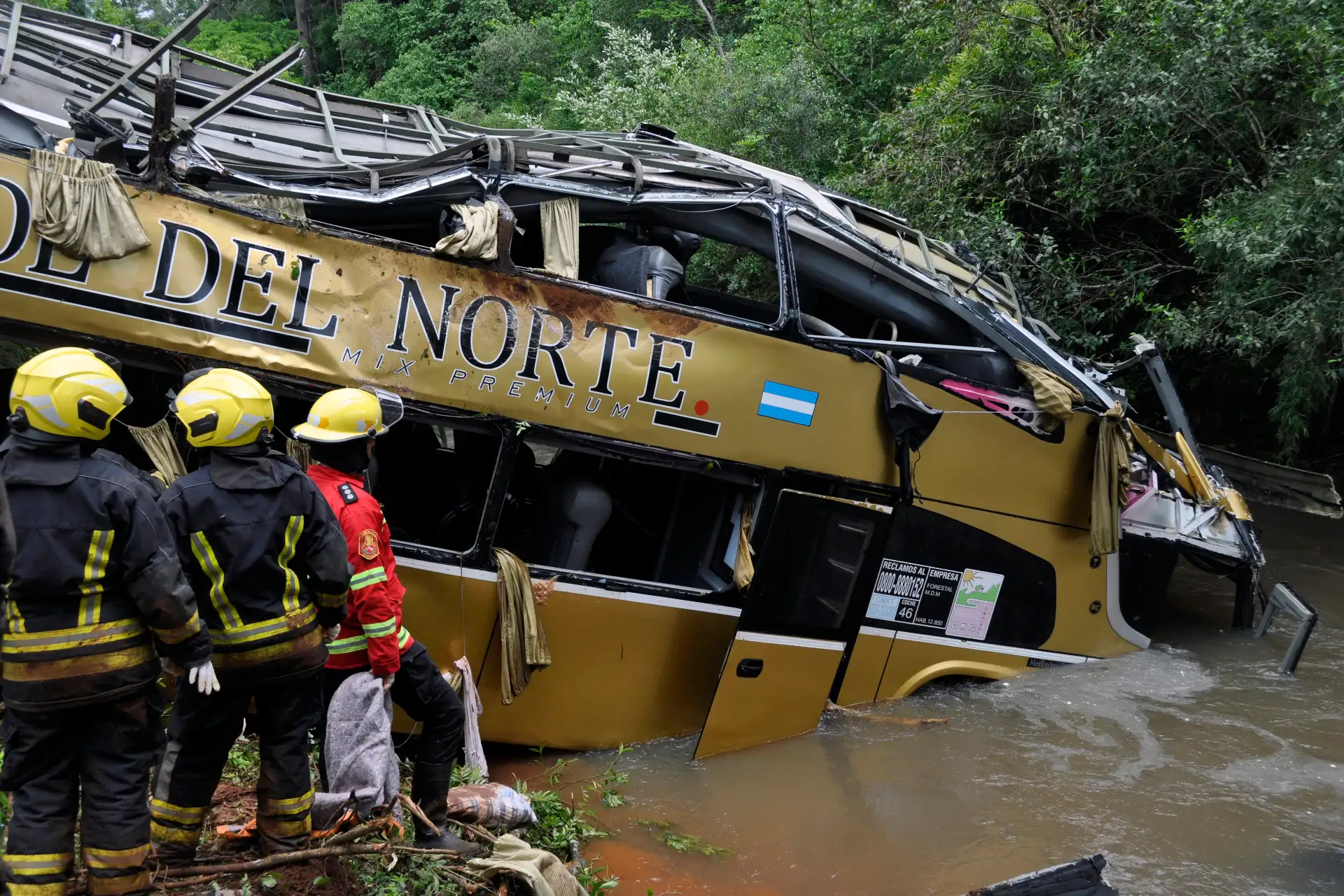 Bomberos trabajan en el lugar del accidente donde un autobús cayó de un puente cerca de Campo Viera, en la provincia de Misiones, noreste de Argentina.
Foto: AFP