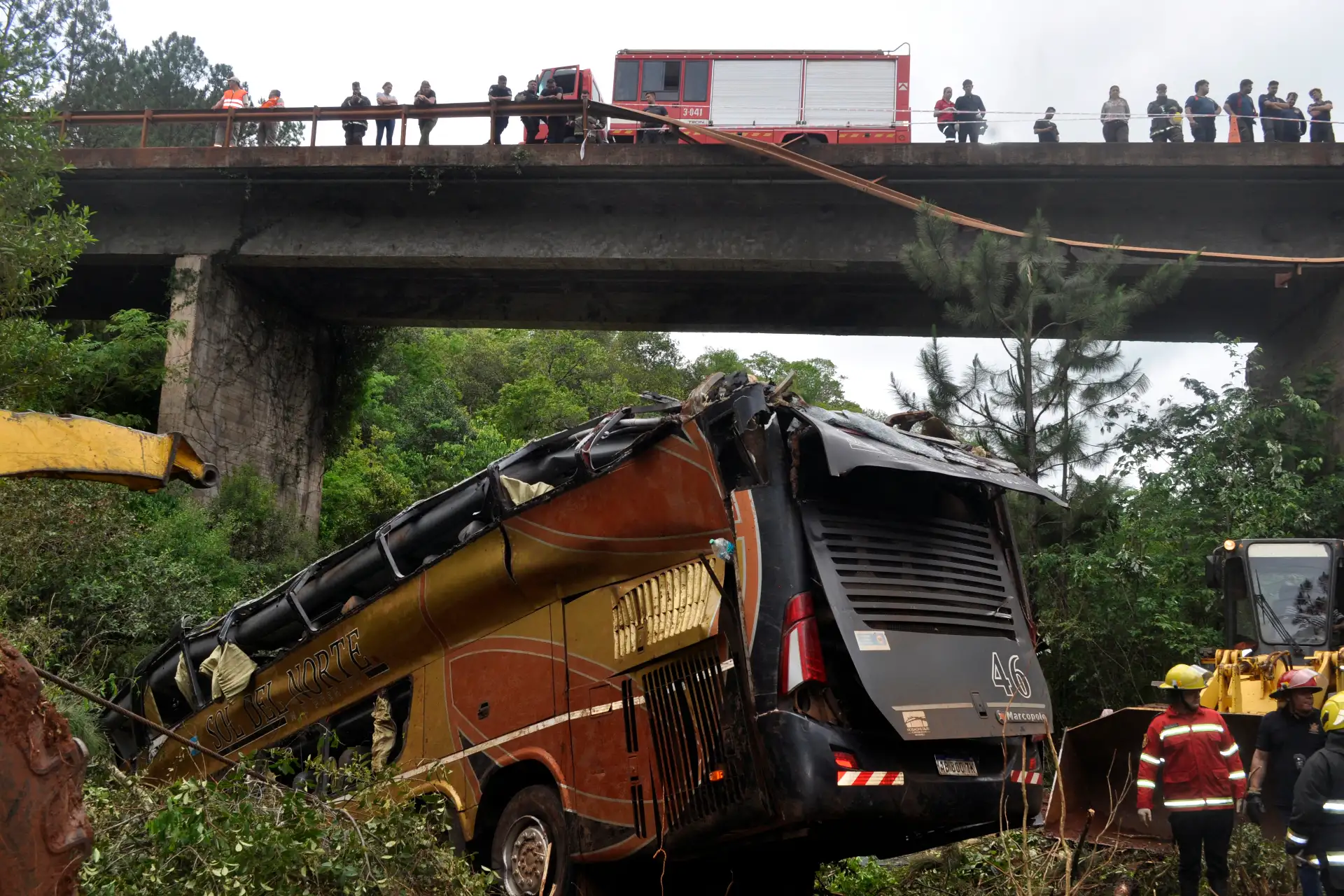 Bomberos trabajan en el lugar del accidente donde un autobús se desplomó de un puente cerca de Campo Viera, en la provincia de Misiones, noreste de Argentina. Al menos nueve personas murieron y otras 29 resultaron heridas cuando un autobús se precipitó a un arroyo desde un puente tras colisionar con un automóvil el domingo en Misiones, noreste de Argentina, informaron las autoridades provinciales.
Foto: AFP
