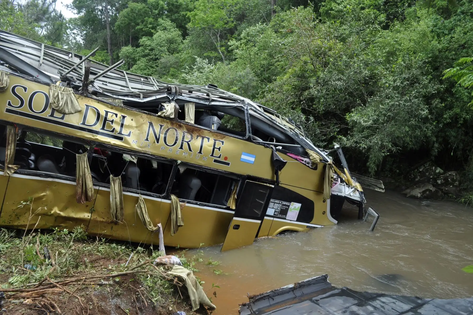 Vista de los restos de un autobús que cayó de un puente tras colisionar con un automóvil cerca de Campo Viera, en la provincia de Misiones, noreste de Argentina. Al menos nueve personas murieron y otras 29 resultaron heridas cuando un autobús se precipitó a un arroyo desde un puente tras colisionar con un automóvil el domingo en Misiones, noreste de Argentina.
Foto: AFP