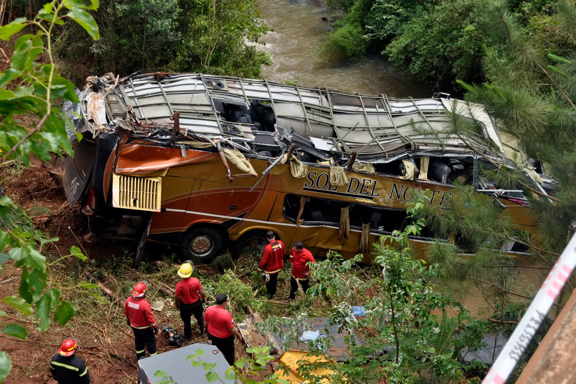 Vista de los restos de un autobús que cayó de un puente tras colisionar con un automóvil cerca de Campo Viera, en la provincia de Misiones, noreste de Argentina. Al menos nueve personas murieron y otras 29 resultaron heridas cuando un autobús se precipitó a un arroyo desde un puente tras colisionar con un automóvil el domingo en Misiones, noreste de Argentina.
Foto: AFP