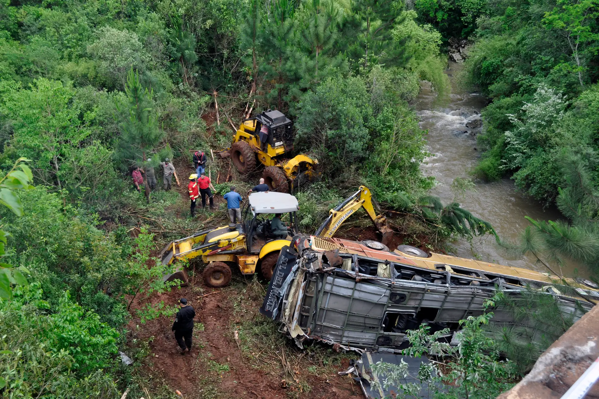 Vista de los restos de un autobús que cayó de un puente tras colisionar con un automóvil cerca de Campo Viera, en la provincia de Misiones, noreste de Argentina. Al menos nueve personas murieron y otras 29 resultaron heridas cuando un autobús se precipitó a un arroyo desde un puente tras colisionar con un automóvil el domingo en Misiones, noreste de Argentina.
Foto: AFP