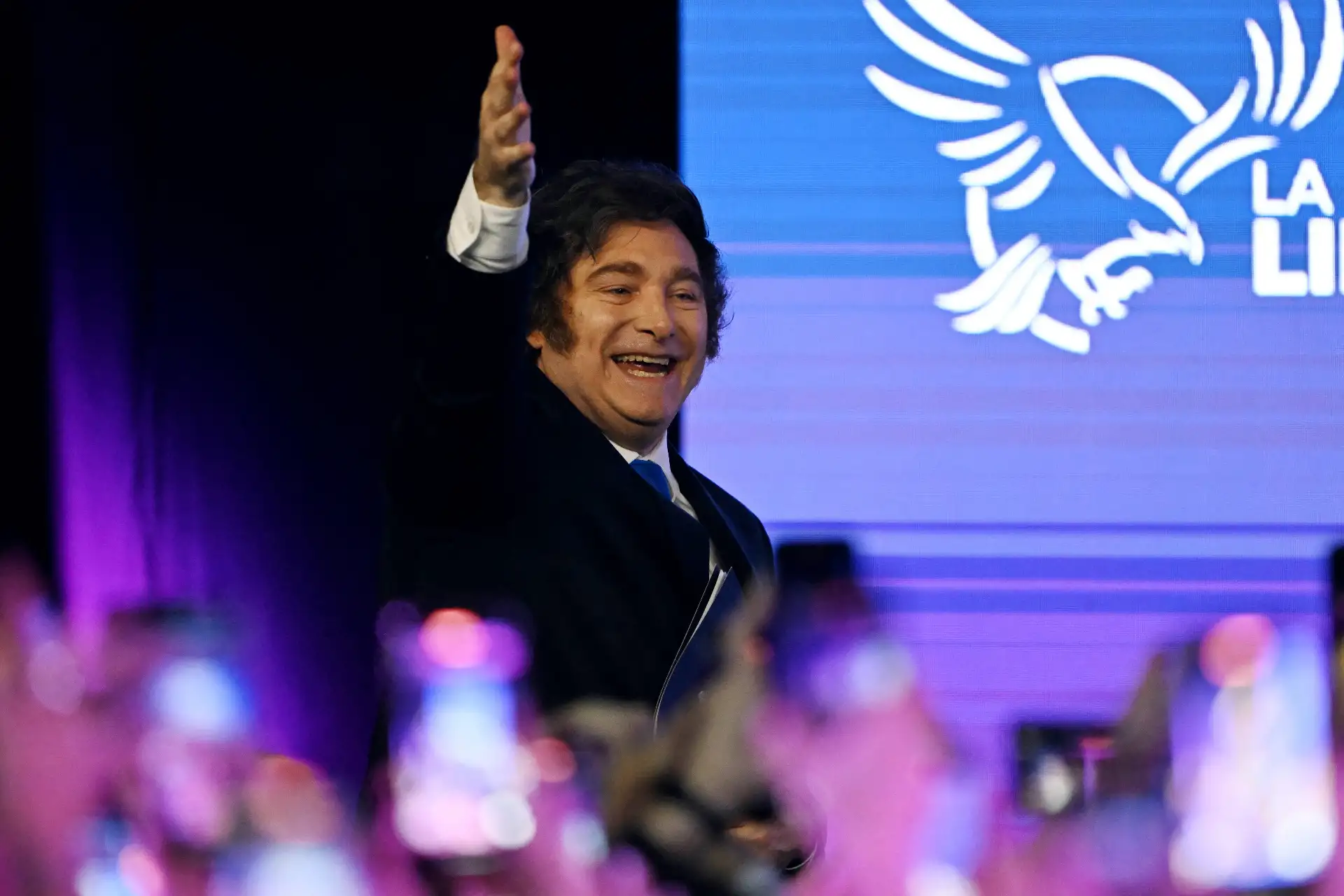El presidente argentino, Javier Milei, saluda a sus simpatizantes a su llegada a la sede de su partido gobernante, La Libertad Avanza, tras los resultados de las elecciones legislativas de mitad de período celebradas en Buenos Aires.
Foto: AFP