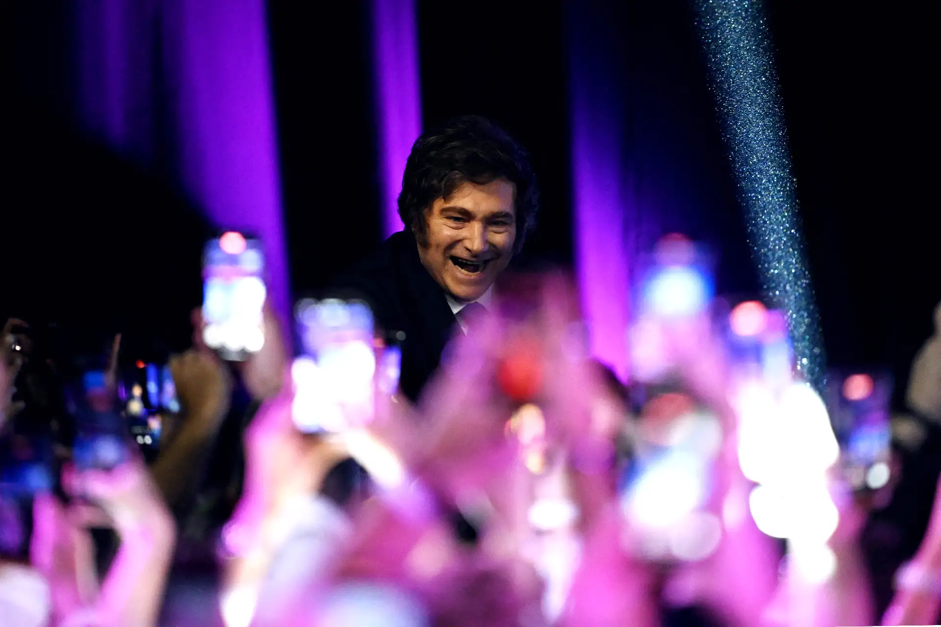 El presidente argentino, Javier Milei, saluda a sus simpatizantes a su llegada a la sede de su partido gobernante, La Libertad Avanza, tras los resultados de las elecciones legislativas de mitad de período celebradas en Buenos Aires.
Foto: AFP