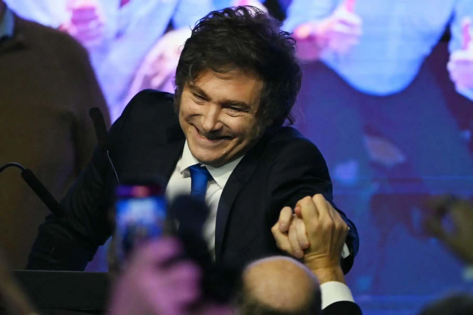 El presidente argentino, Javier Milei, saluda a sus simpatizantes a su llegada a la sede de su partido gobernante, La Libertad Avanza, tras los resultados de las elecciones legislativas de mitad de período celebradas en Buenos Aires.
Foto: AFP