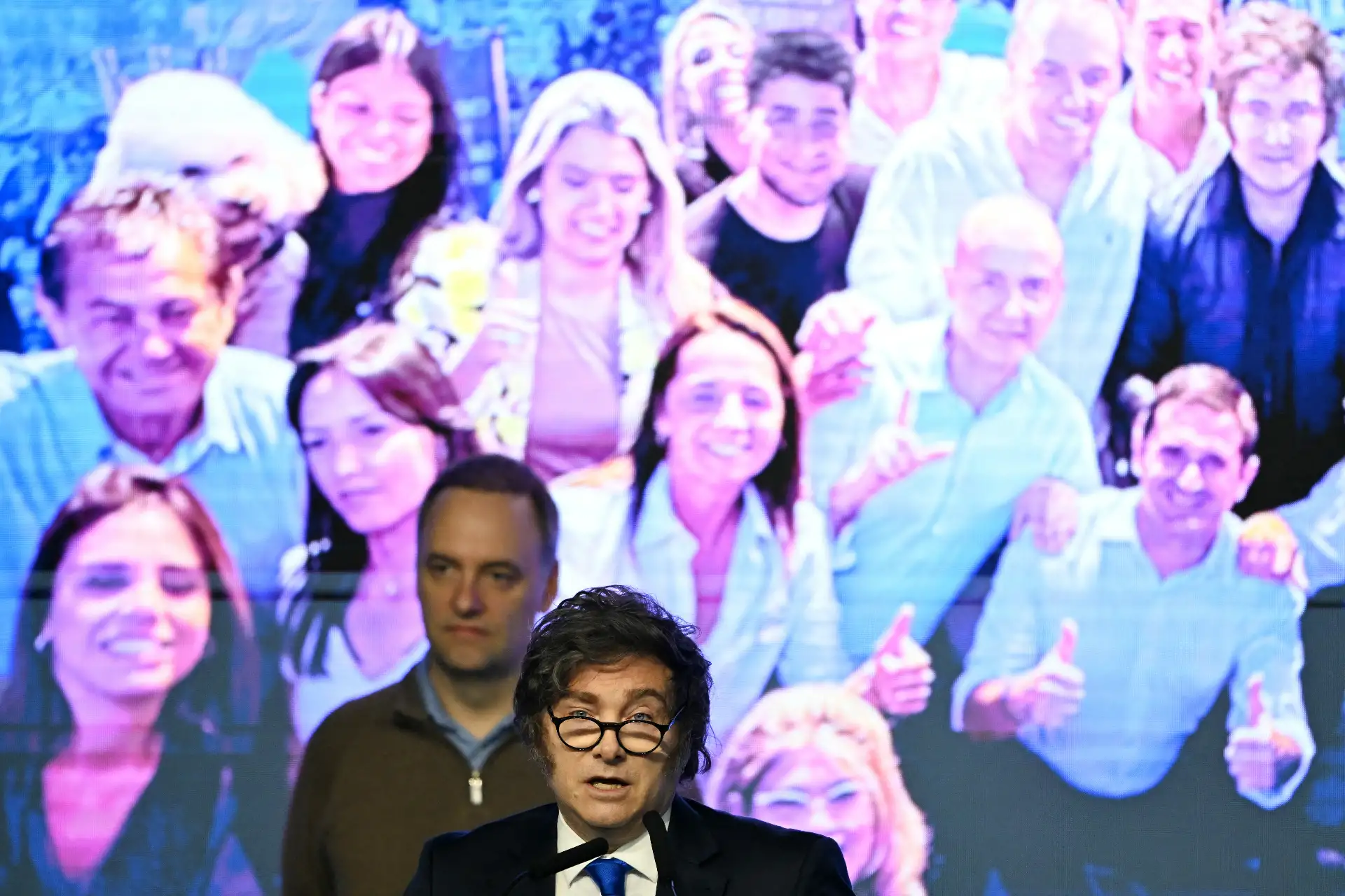 El presidente argentino, Javier Milei, saluda a sus simpatizantes a su llegada a la sede de su partido gobernante, La Libertad Avanza, tras los resultados de las elecciones legislativas de mitad de período celebradas en Buenos Aires.
Foto: AFP