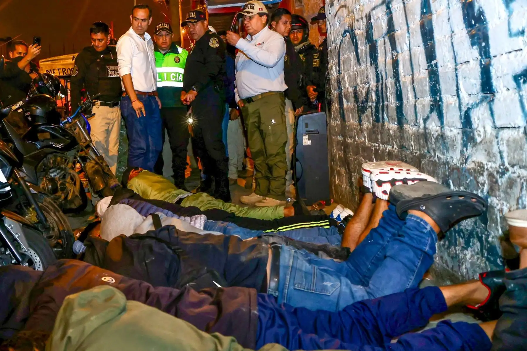 El  presidente José Jerí, encabezó una jornada de trabajo enfocada en reforzar la seguridad ciudadana en los distritos de Surco y Comas, acompañado por el ministro del Interior, Vicente Tiburcio Orbezo; el comandante general de la Policía Nacional del Perú (PNP), Oscar Arriola Delgado; y autoridades locales. Foto: ANDINA/ Prensa Presidencia El  presidente José Jerí, encabezó una jornada de trabajo enfocada en reforzar la seguridad ciudadana en los distritos de Surco y Comas, acompañado por el ministro del Interior, Vicente Tiburcio Orbezo; el comandante general de la Policía Nacional del Perú (PNP), Oscar Arriola Delgado; y autoridades locales. Foto: ANDINA/ Prensa Presidencia