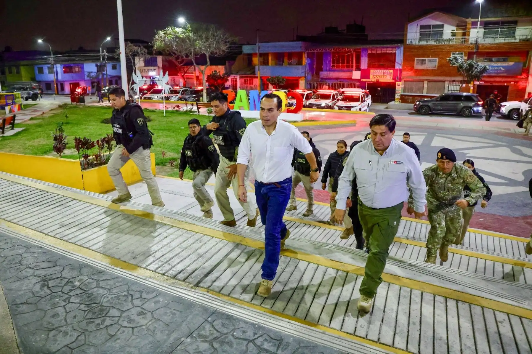 El  presidente José Jerí, encabezó una jornada de trabajo enfocada en reforzar la seguridad ciudadana en los distritos de Surco y Comas, acompañado por el ministro del Interior, Vicente Tiburcio Orbezo; el comandante general de la Policía Nacional del Perú (PNP), Oscar Arriola Delgado; y autoridades locales. Foto: ANDINA/ Prensa Presidencia El  presidente José Jerí, encabezó una jornada de trabajo enfocada en reforzar la seguridad ciudadana en los distritos de Surco y Comas, acompañado por el ministro del Interior, Vicente Tiburcio Orbezo; el comandante general de la Policía Nacional del Perú (PNP), Oscar Arriola Delgado; y autoridades locales. Foto: ANDINA/ Prensa Presidencia